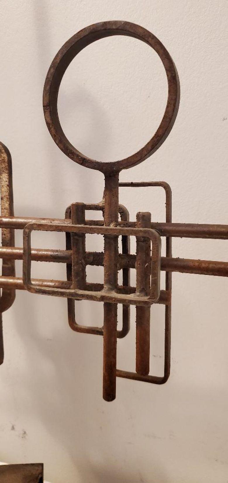 Scultura astratta in metallo forgiata a mano dell'artista M. I. Durand, fine anni '60, inizio anni '70. in vendita 3