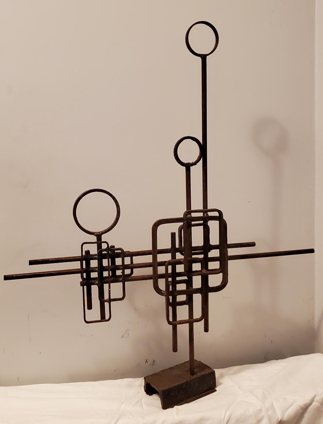 Scultura astratta in metallo della fine degli anni '60 e dell'inizio degli anni '70 dell'artista M. I. Durand.  
Eccellente scultura vintage in metallo forgiato a mano con il timbro 