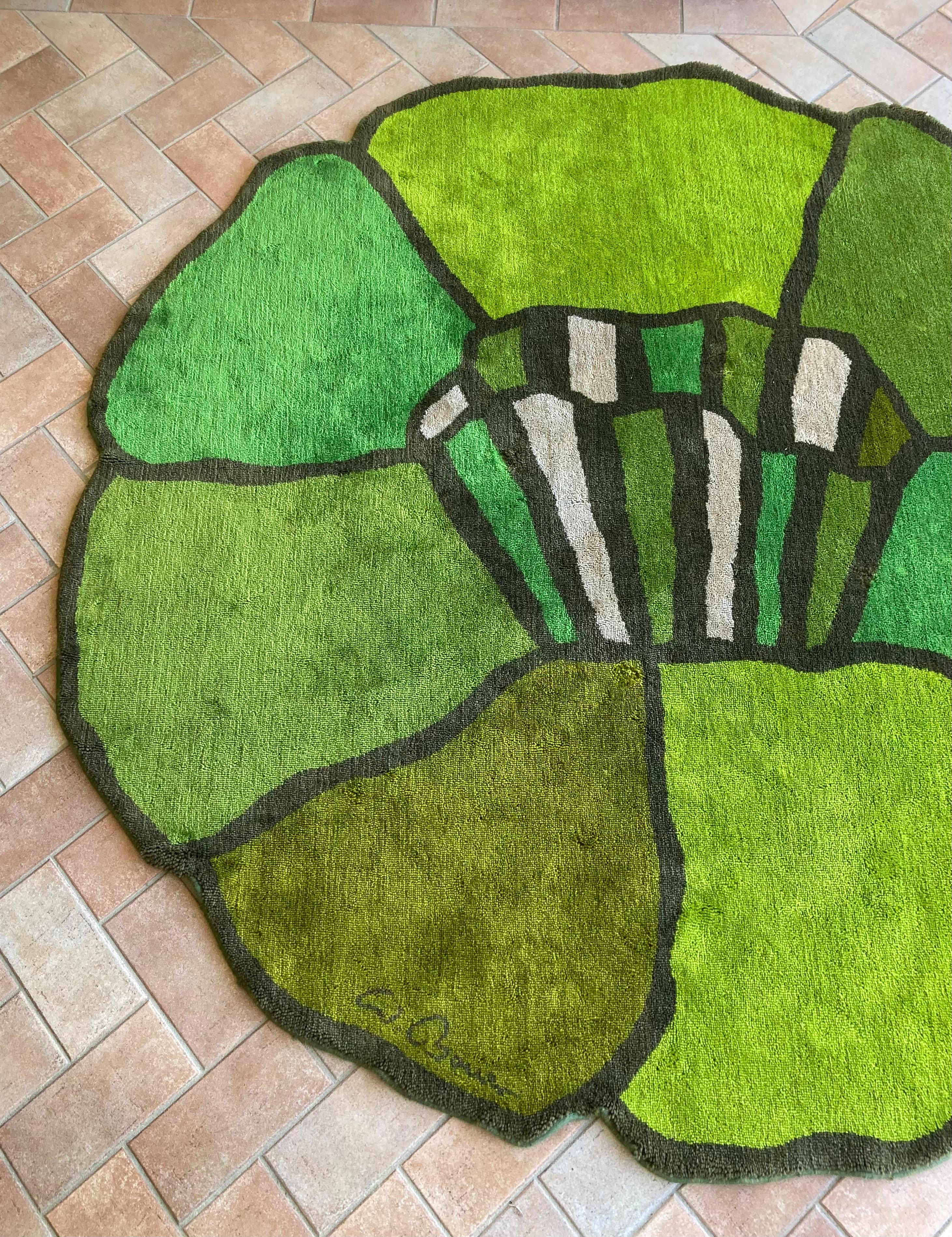 Dieser runde Vintage-Teppich in Form einer Blume wurde aus reiner Wolle gewebt. Die Schönheit dieses dekorativen Elements liegt in der besonderen Form und in den verschiedenen Grüntönen, die in harmonischer Weise verwendet werden. 

Durchmesser 240