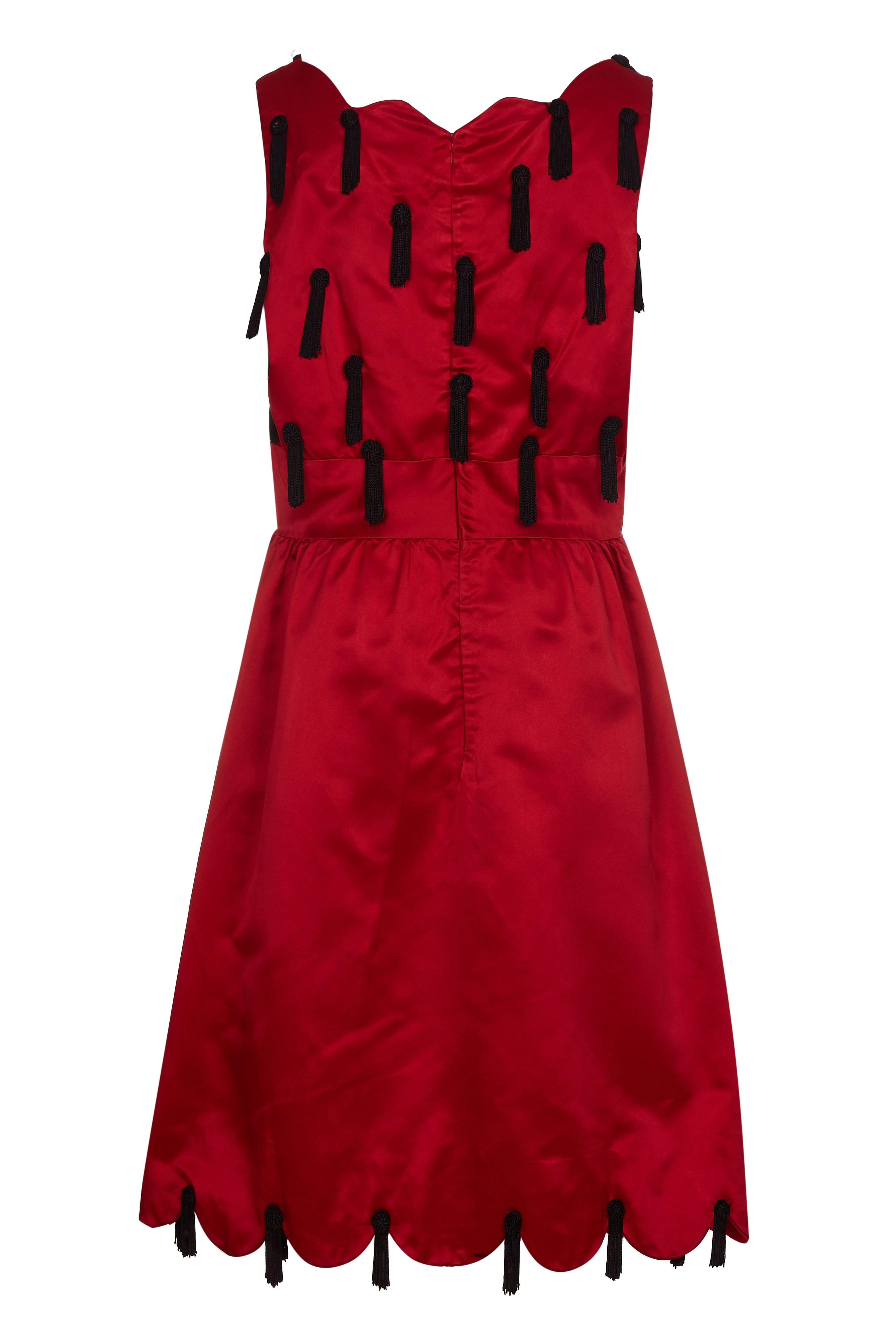 Une robe vintage très ludique et inhabituelle de la fin des années 1960 au début des années 1970 en soie rouge avec des pompons noirs sur le corsage et autour de l'ourlet, créée par le designer haut de gamme Jo Copeland. Elle a dessiné pour le