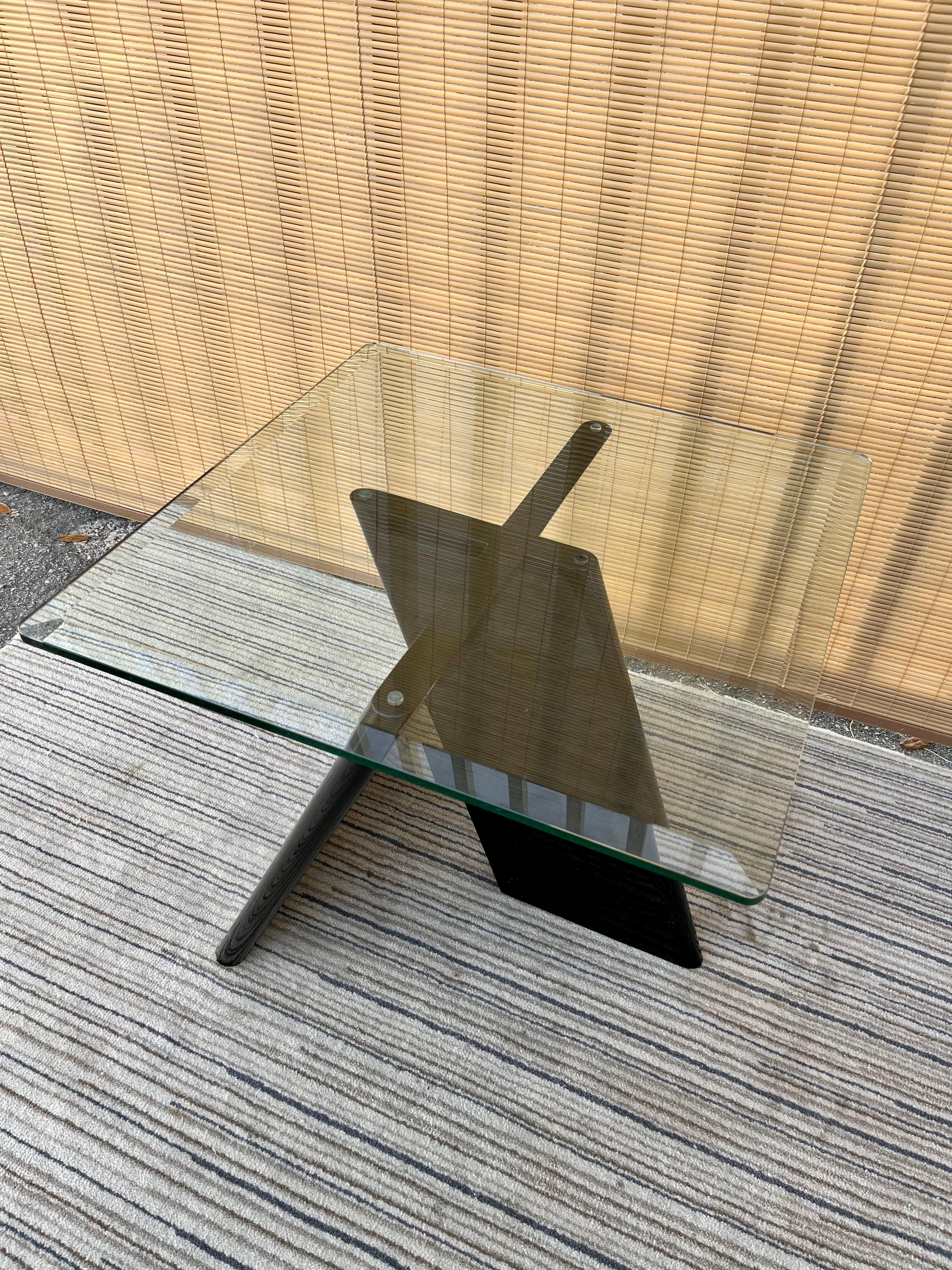 Postmoderne Table d'appoint postmoderne en laque noire de la fin des années 1970 en vente