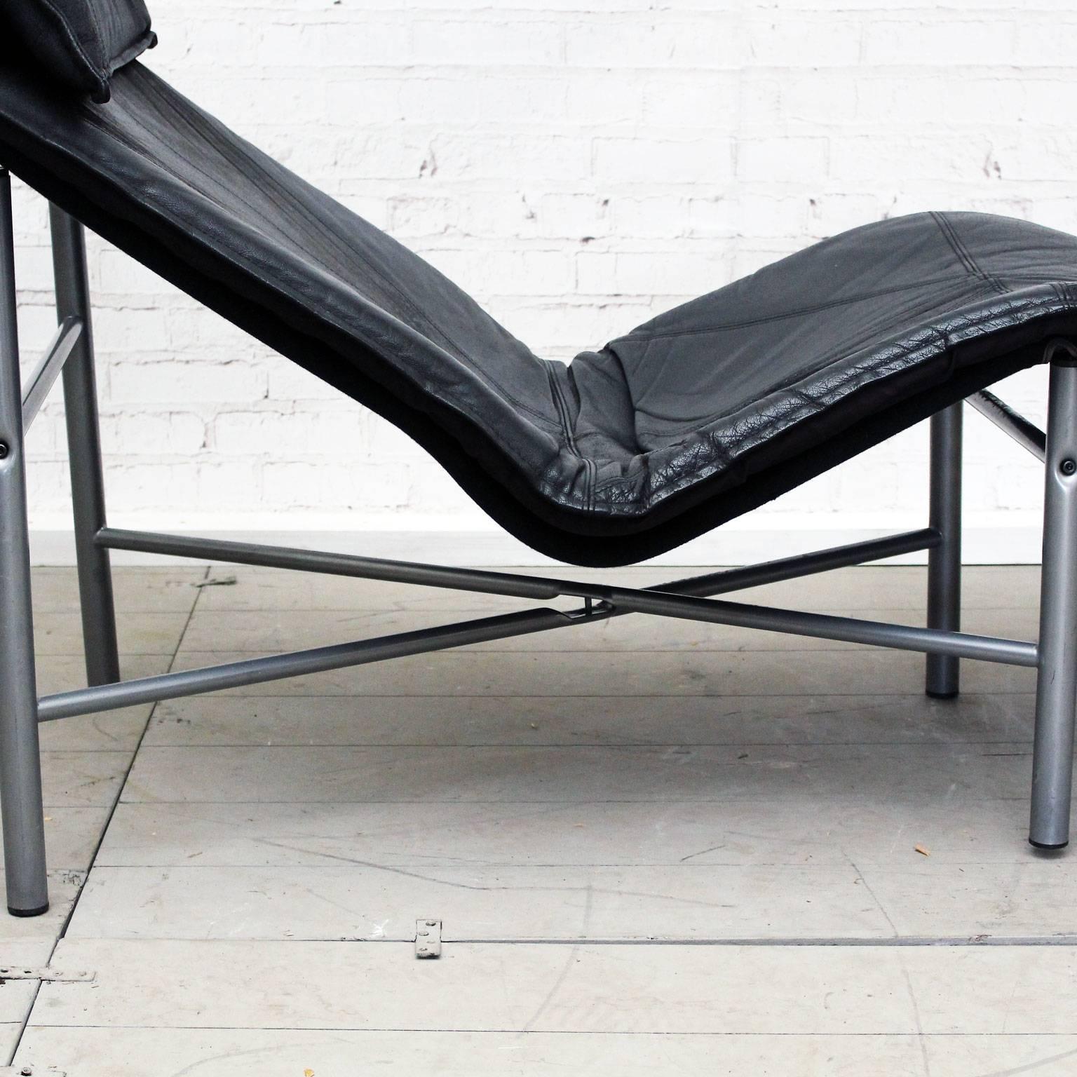 Mid-Century Modern Black Leather Chaise Longue by Tord Bjorklund For Sale
