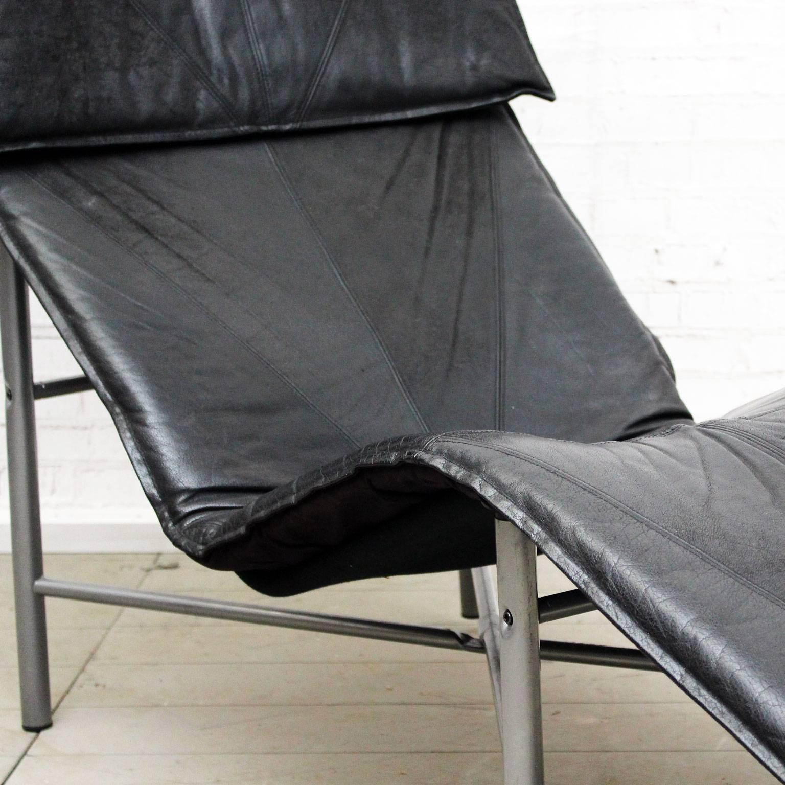 Swedish Black Leather Chaise Longue by Tord Bjorklund For Sale