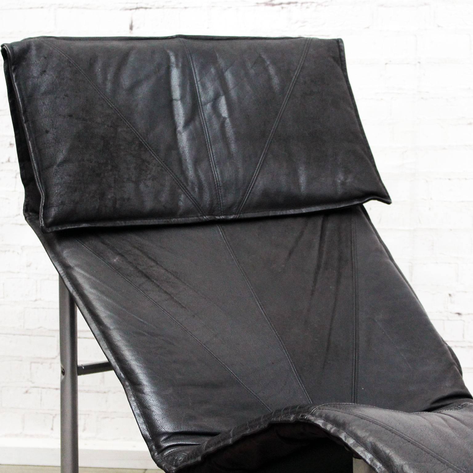 Black Leather Chaise Longue by Tord Bjorklund In Excellent Condition For Sale In Kent, GB