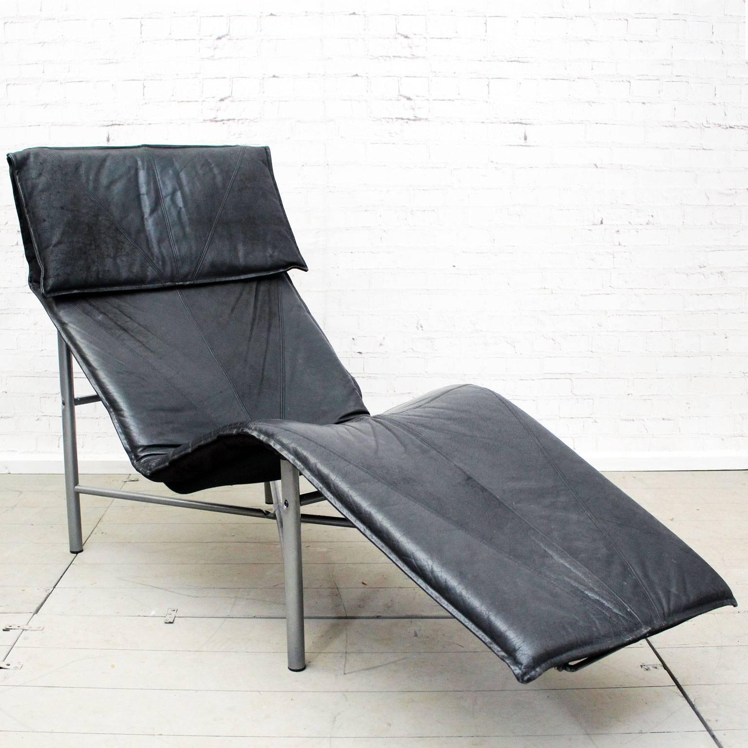 Late 20th Century Black Leather Chaise Longue by Tord Bjorklund For Sale