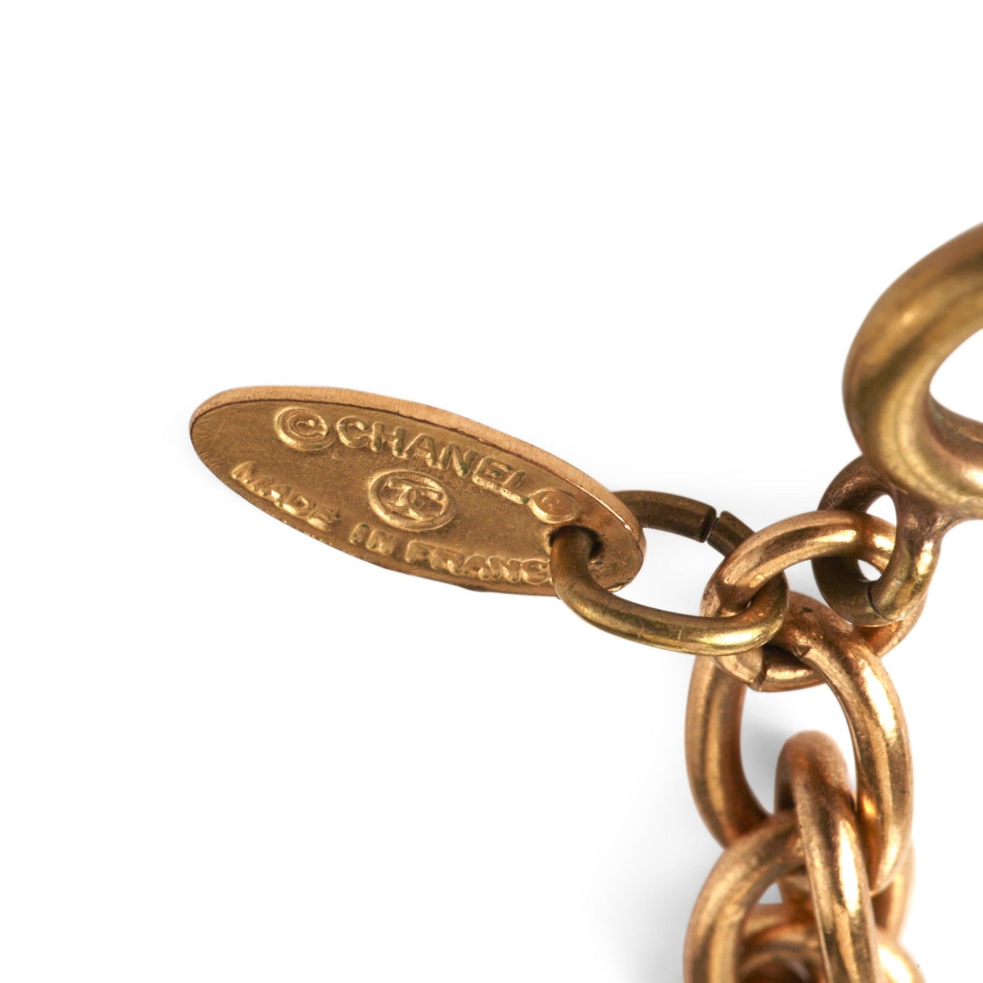 Diese klassische Medaillon-Halskette mit Goldkette von Chanel stammt aus der Zeit vor der Ankunft des Kreativdirektors Karl Lagerfeld (ca. 1978-1980).  Eine dicke, gedrehte Kette aus vergoldetem Metall (23 Karat), an der drei 