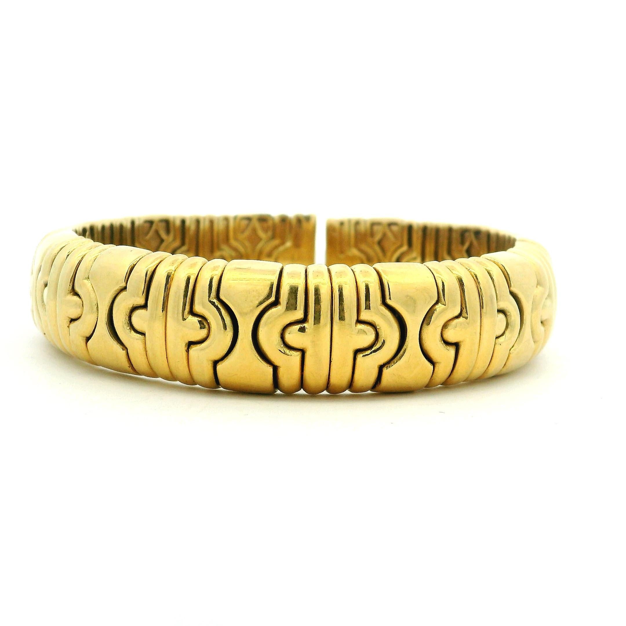 Un sostanziale  Bracciale italiano della fine degli anni '70-inizio anni '80, meticolosamente realizzato in oro giallo 18 carati e con un peso di ben 76,29 grammi. Ispirato all'iconica estetica Tobogas, questo bracciale reinterpreta il motivo del