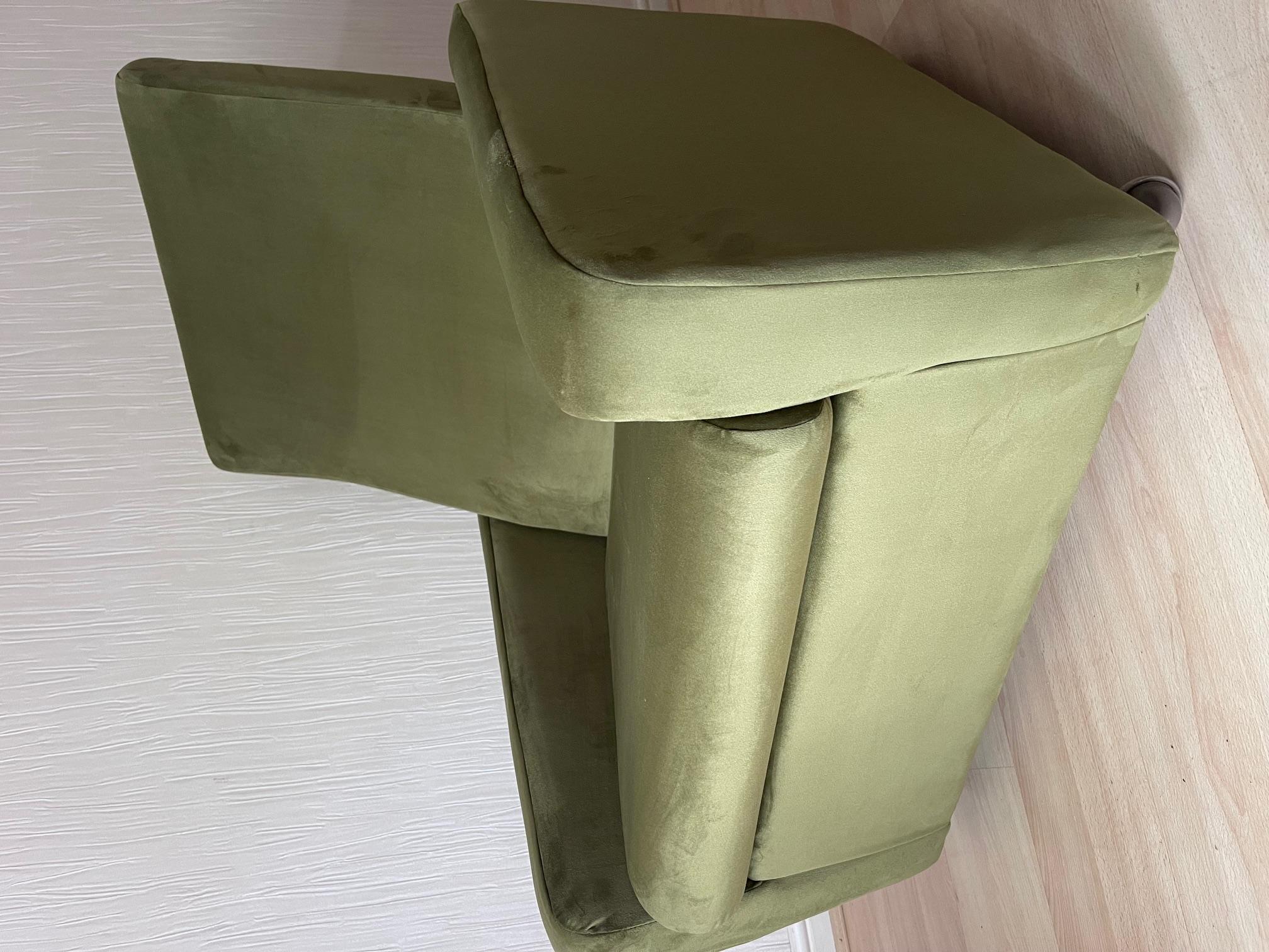 1970's Lounge Chair in Olive Velvet by Remploy

This exquisite and beautifully hand-crafted lounge chair, created by the renowned and highly esteemed furniture manufacturer Remploy, dates back to the illustrious year of 1978. It stands as a true and