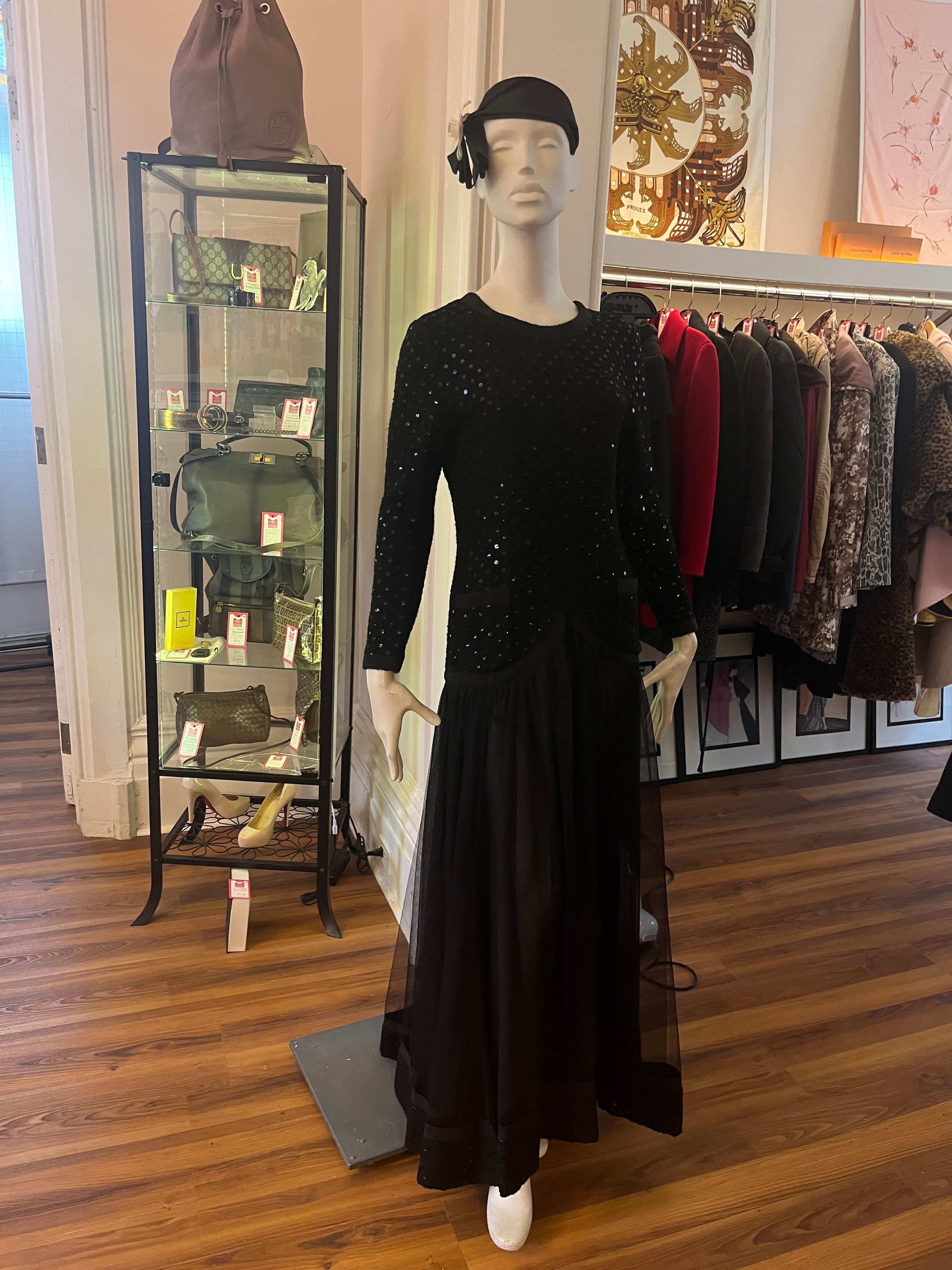 Robe Chanel de la fin des années 1980 à sequins noirs et en tulle  en vente 3