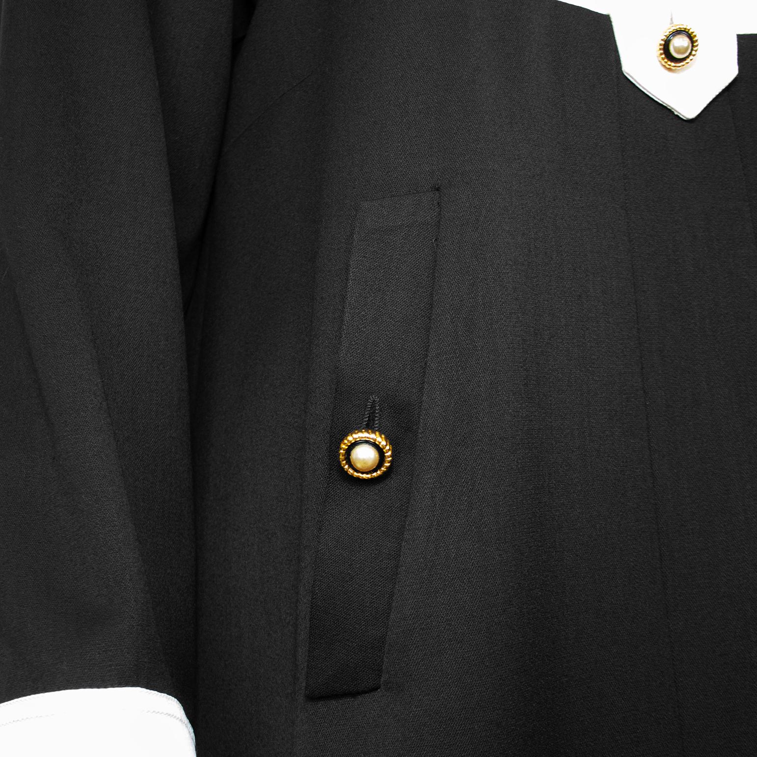 De las mujeres Vestido de esmoquin Chanel de lana negra y seda blanca de finales de los 80 en venta