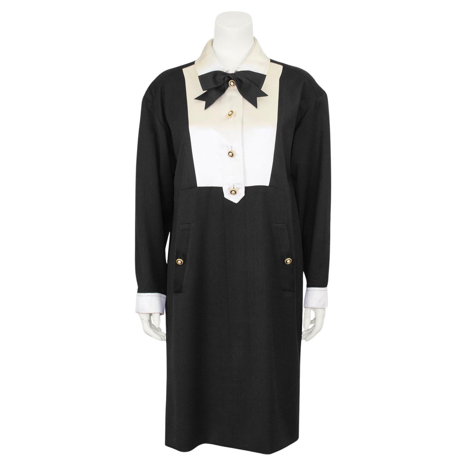 Vestido de esmoquin Chanel de lana negra y seda blanca de finales de los 80 en venta