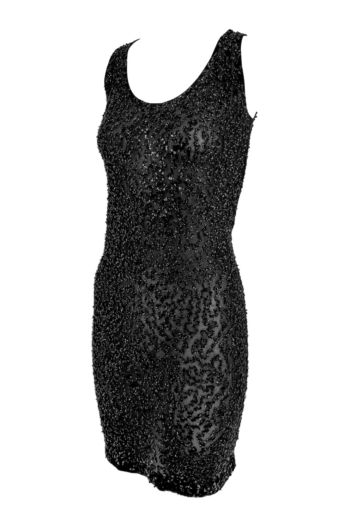 Questo abito a canottiera nero trasparente di Donna Karan della fine degli anni '80 è realizzato in maglia elastica e interamente impreziosito da paillettes nere. Progettato per una vestibilità aderente al corpo, il capo presenta una scollatura a