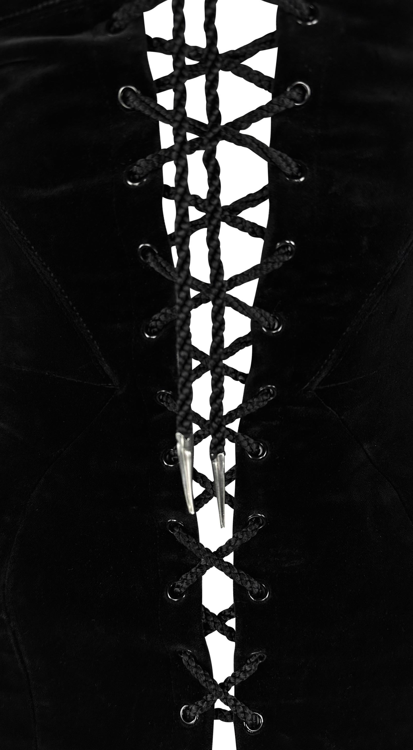 Datant de la fin des années 1980, ce corset à lacets en velours noir de Thierry Mugler est un atout majeur pour toute garde-robe ou collection. Conçu par Manfred Thierry Mugler, ce corset galbé présente un buste pointu et un accent de dentelle sur