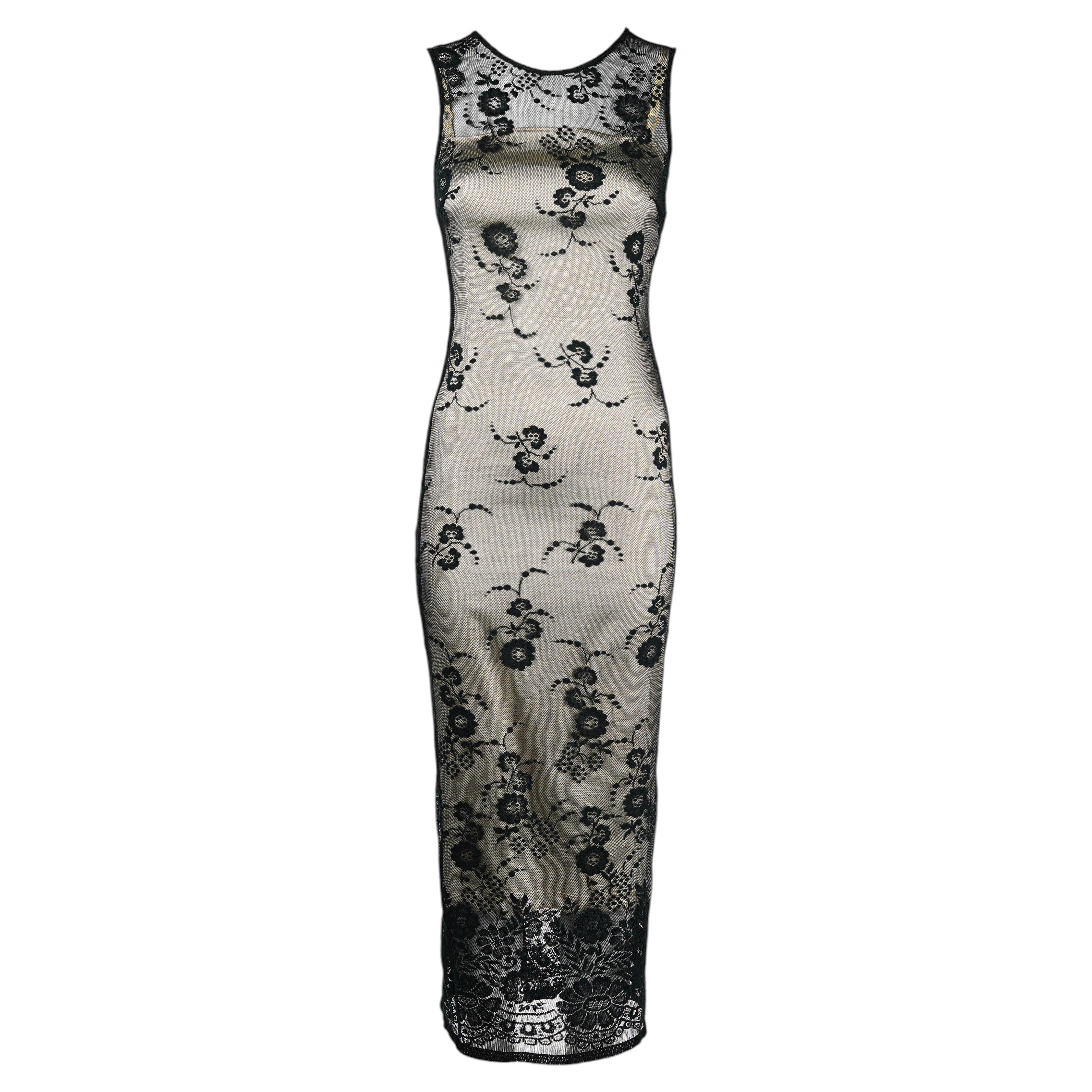 De finales de los 90, D&G by DOLCE & GABBANA, vestido lencero negro de encaje floral en tono nude, talla IT 40