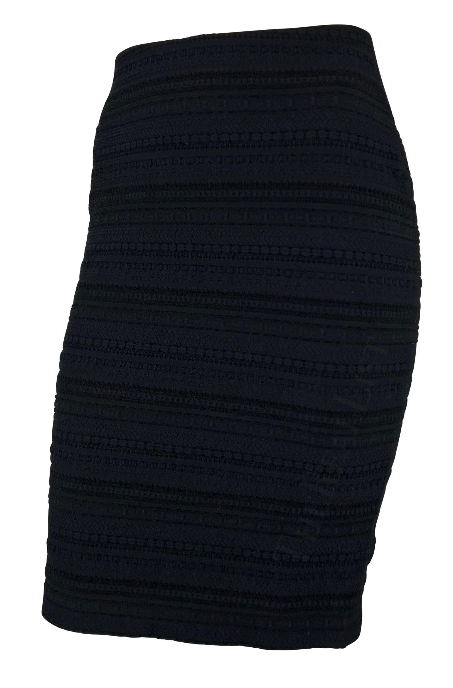 Nous vous présentons une fabuleuse jupe crayon Dolce & Gabbana tissée bleu marine. Datant de la fin des années 1990, cette jupe à taille haute présente un motif tissé complexe et est complétée par une petite fente dans le dos. 

Mesures