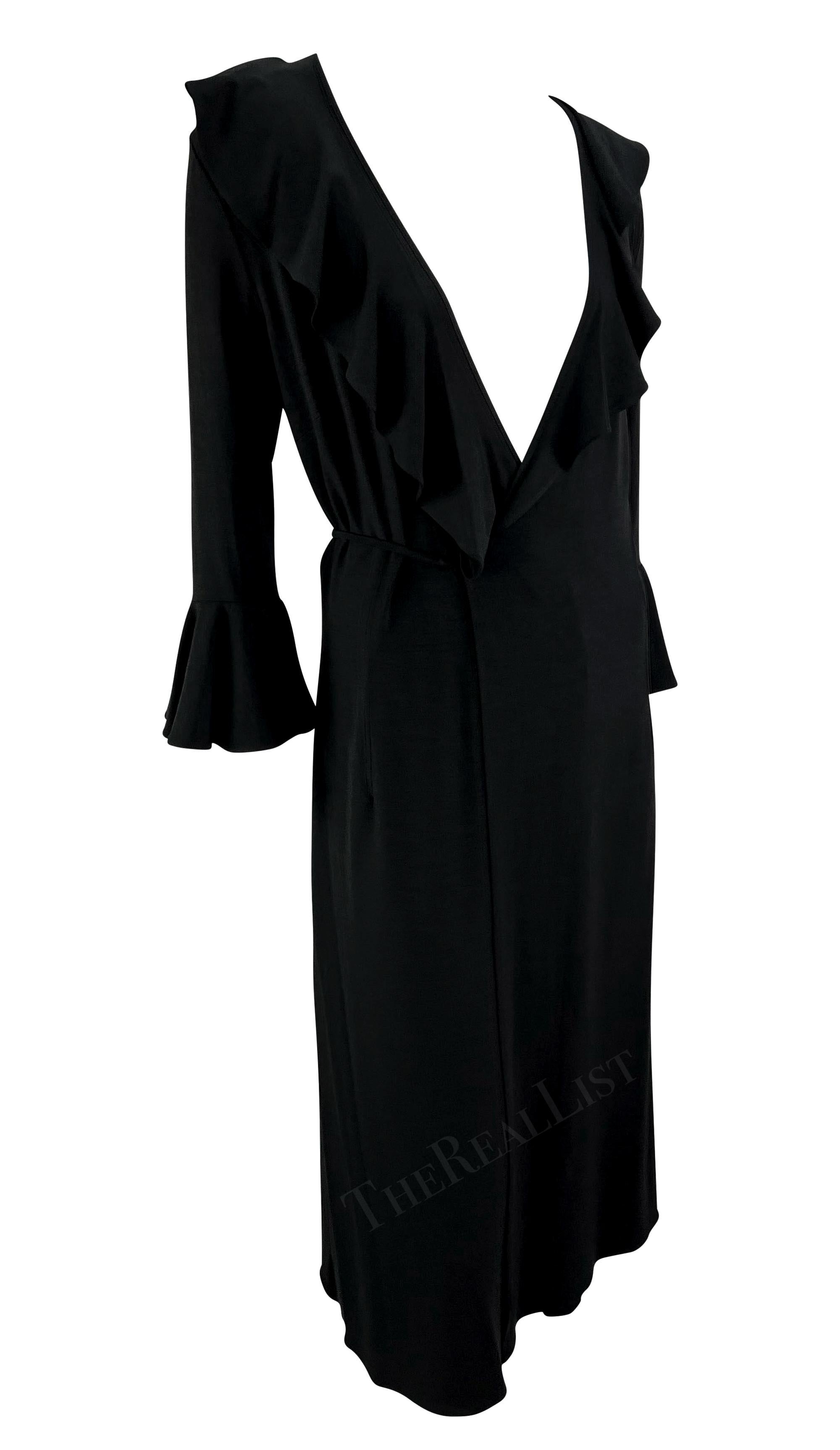 Dieses schwarze Wickelkleid von Dolce & Gabbana aus den späten 1990er Jahren hat einen tiefen Ausschnitt, der von Rüschen eingerahmt wird. Überschnittene Ärmel mit Glockenmanschetten und ein Taillenband vervollständigen das elegante