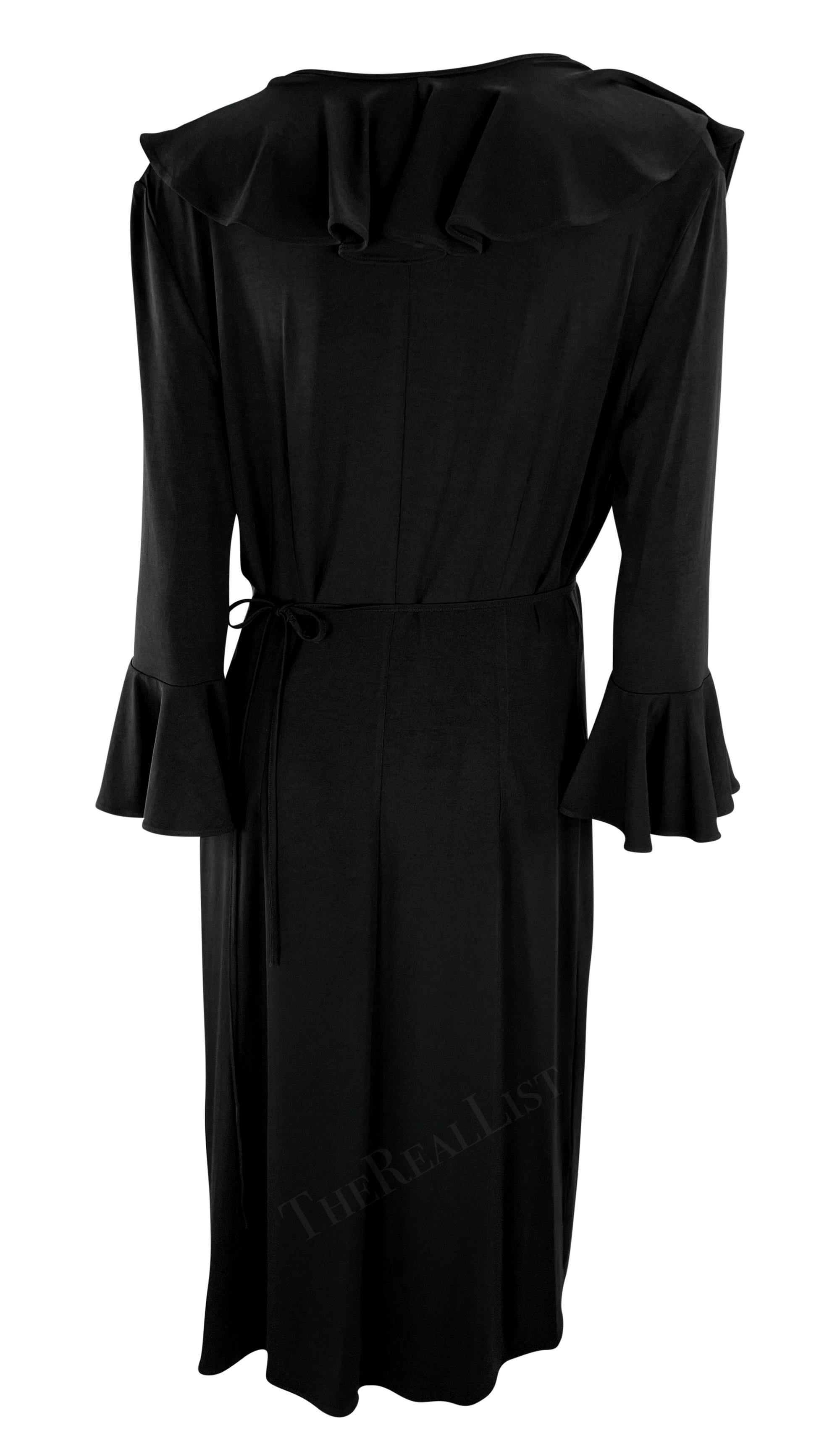 Späte 1990er Dolce & Gabbana Schwarzes tief ausgeschnittenes Wickel-Cocktailkleid mit Rüschenbesatz im Zustand „Hervorragend“ im Angebot in West Hollywood, CA