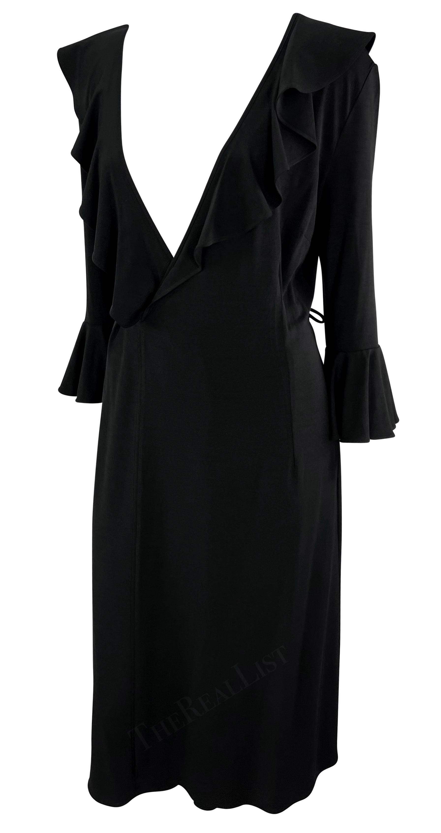 Späte 1990er Dolce & Gabbana Schwarzes tief ausgeschnittenes Wickel-Cocktailkleid mit Rüschenbesatz Damen im Angebot