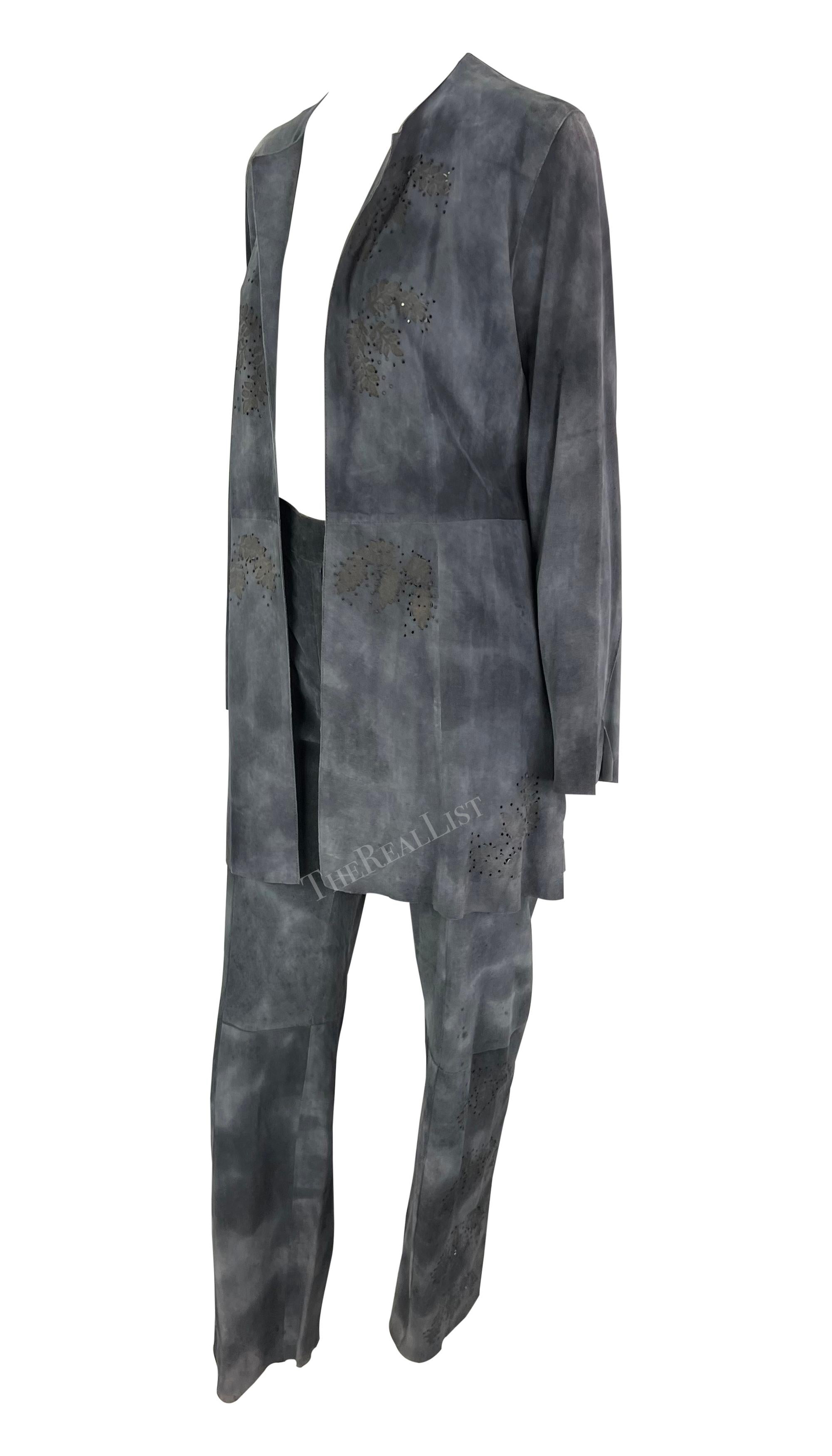 Présentation d'un ensemble chic de pantalons en daim bleu-gris Fendi, dessiné par Karl Lagerfeld. Datant de la fin des années 1990, cet ensemble se compose d'un pantalon flare et d'une veste ouverte, tous deux réalisés en daim volontairement usé