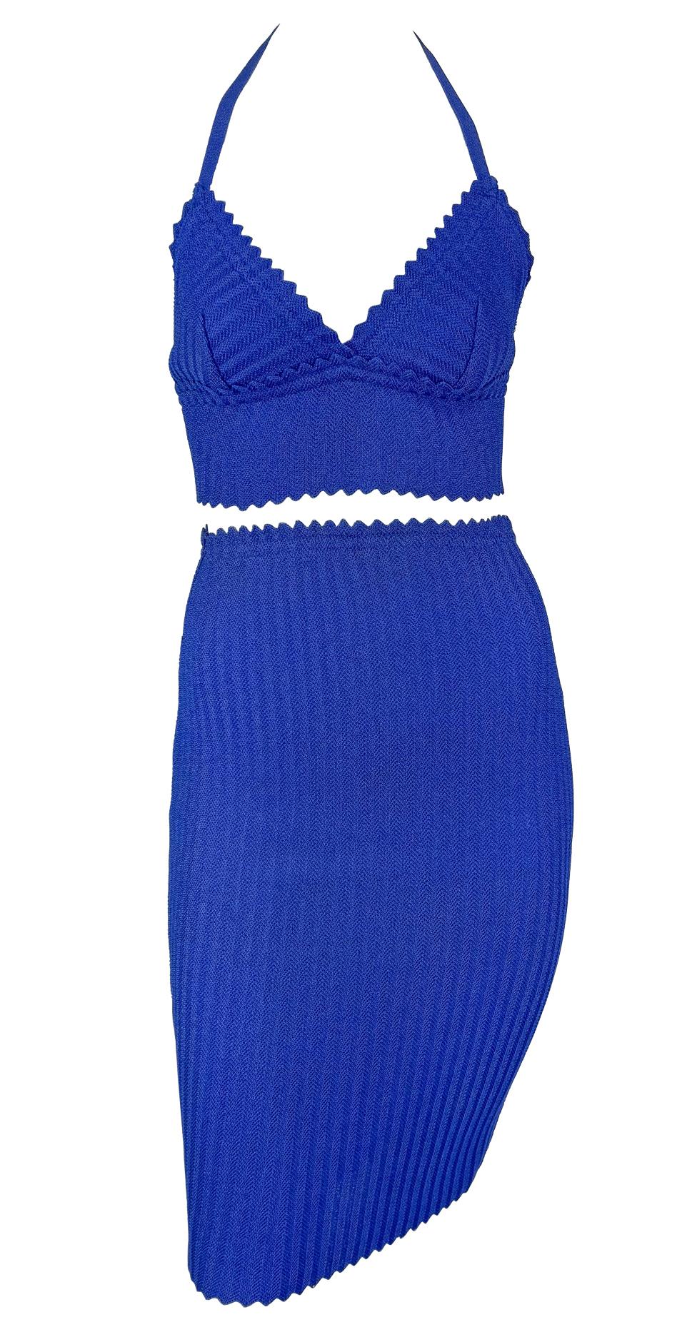 Este vibrante conjunto azul cobalto de Fendi, diseñado por Karl Lagerfeld a finales de los 90, incluye un sujetador halter de punto acanalado y una falda lápiz a juego. El bralette presenta un ribete festoneado, cierres de botón en la espalda y un