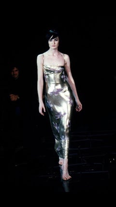 Vestido sin espalda de malla metálica dorada Gianni Versace Couture de finales de los 90