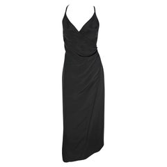 Giorgio Armani, fine anni '90, abito nero senza schienale e con spacco alto.