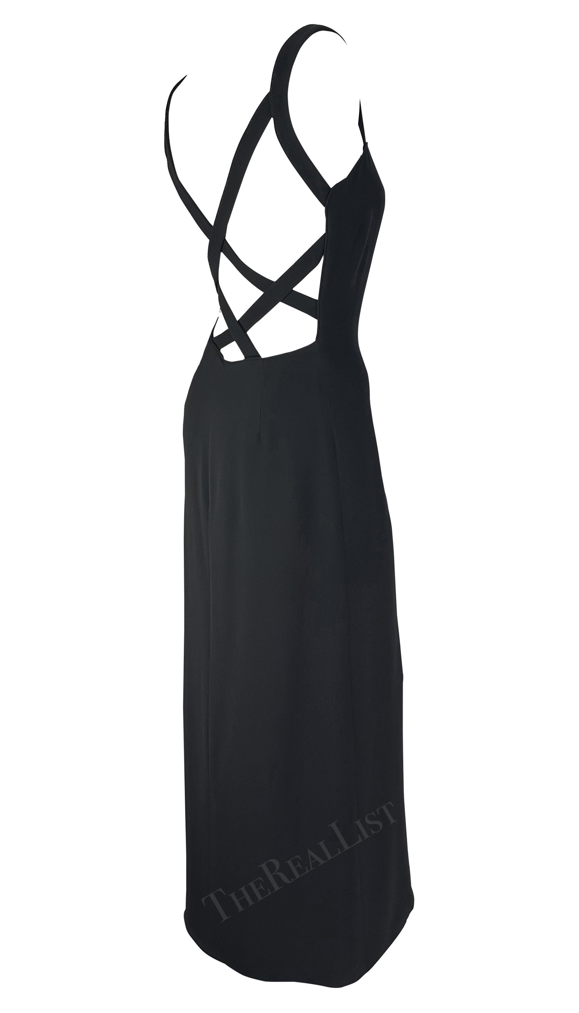 Sie präsentiert ein fabelhaftes schwarzes Kleid von Giorgio Armani. Dieses klassische schwarze Slip-Kleid aus den späten 1990er-Jahren wird durch Träger aufgepeppt, die einen freiliegenden Rücken zart verdecken. Dieses mühelos schicke und zeitlose