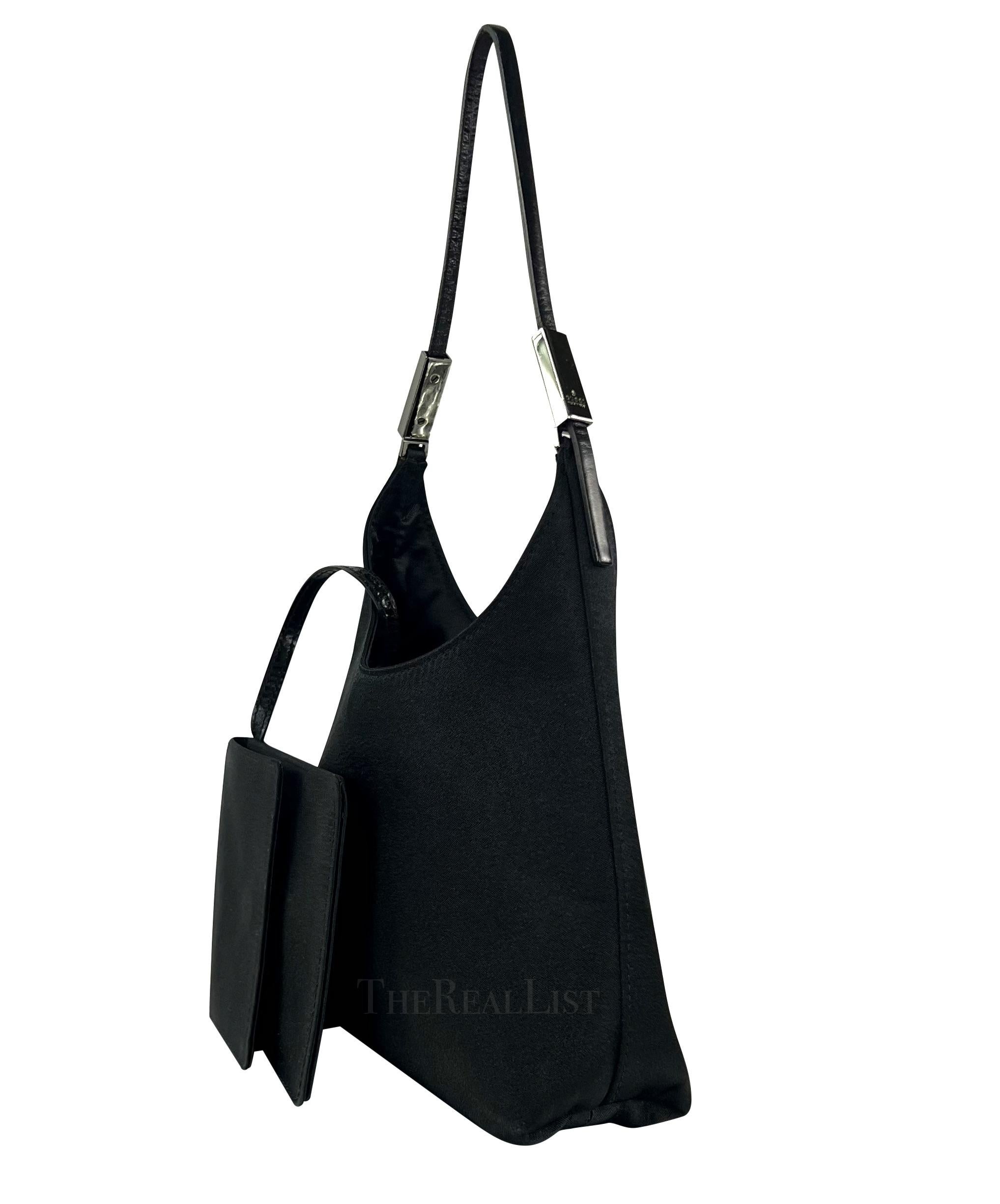Wir präsentieren eine fabelhafte Mini-Abendtasche von Gucci aus schwarzem Satin, entworfen von Tom Ford. Diese Mini-Tasche fängt die Essenz des Glamours der späten 1990er Jahre perfekt ein und ist das ultimative Accessoire für Ihre unvergesslichen