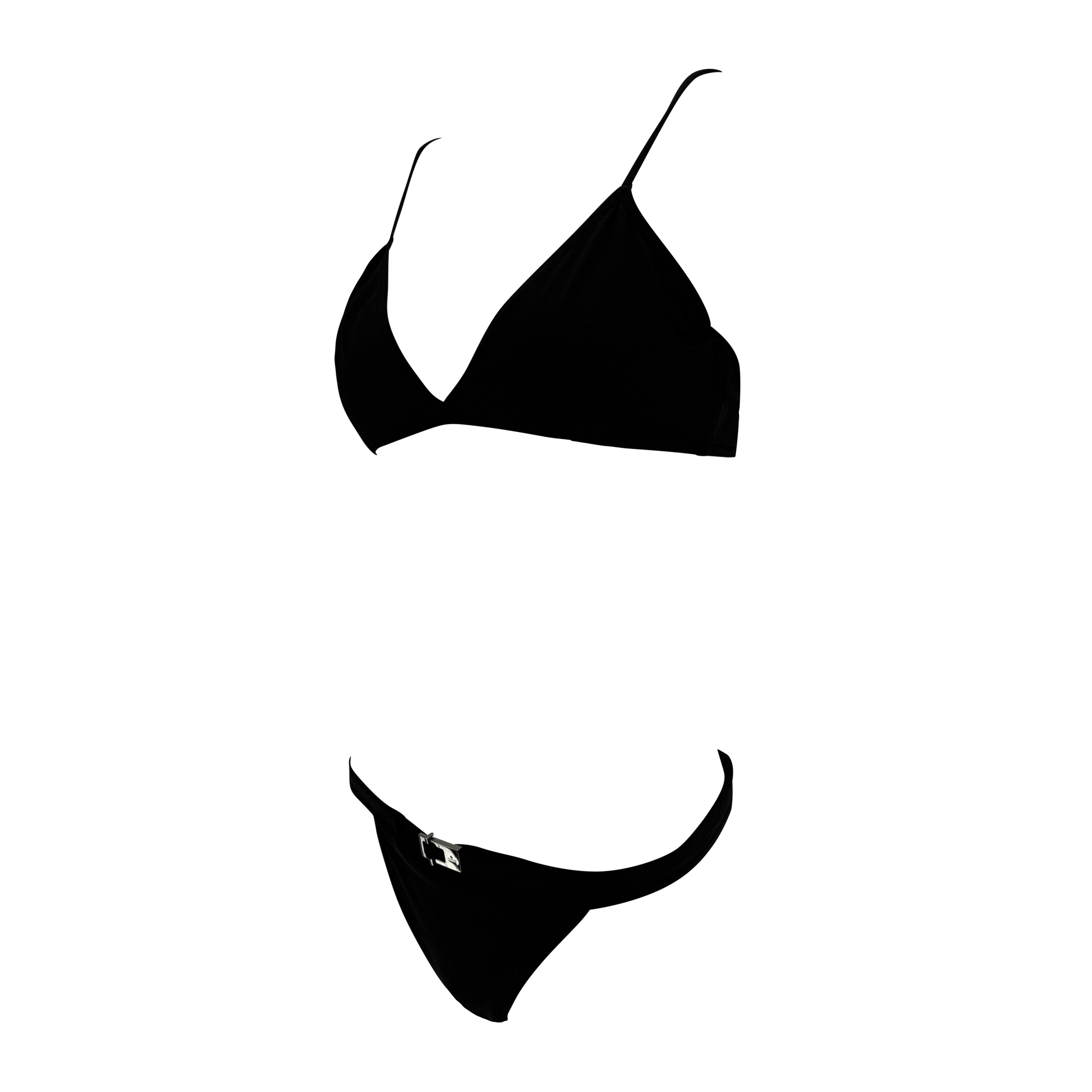 De finales de los 90, bajo la dirección de Tom Ford en Gucci, este bikini elástico negro presenta un minimalista top triangular combinado con una elegante braguita de tiro bajo. Los bajos están acabados con una hebilla y un cinturón con el logotipo