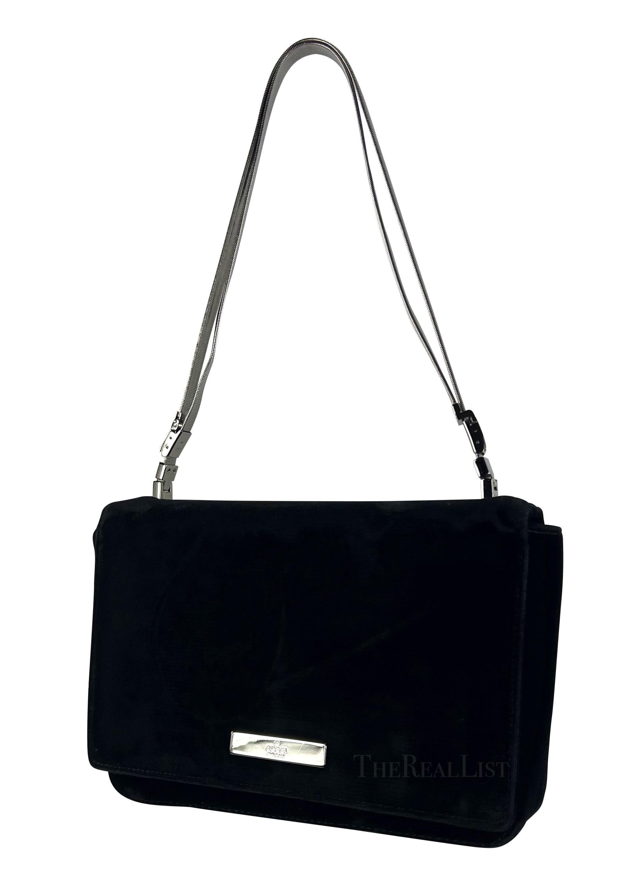 Ti presentiamo una favolosa mini borsa Gucci in velluto nero, disegnata da Tom Ford. Questa borsa con patta, risalente alla fine degli anni '90, incarna l'eleganza senza sforzo. Impeccabilmente realizzato in sontuoso velluto nero, irradia un senso