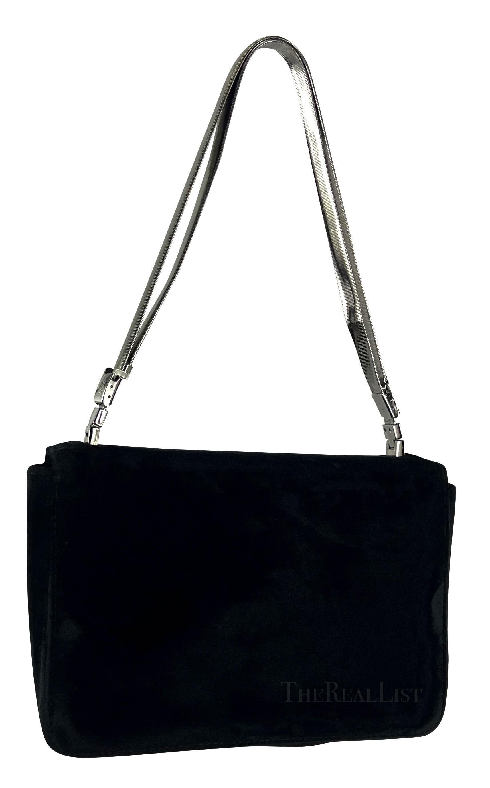 Mini borsa a tracolla Gucci by Tom Ford, fine anni '90, in velluto nero e catena d'argento. In condizioni ottime in vendita a West Hollywood, CA