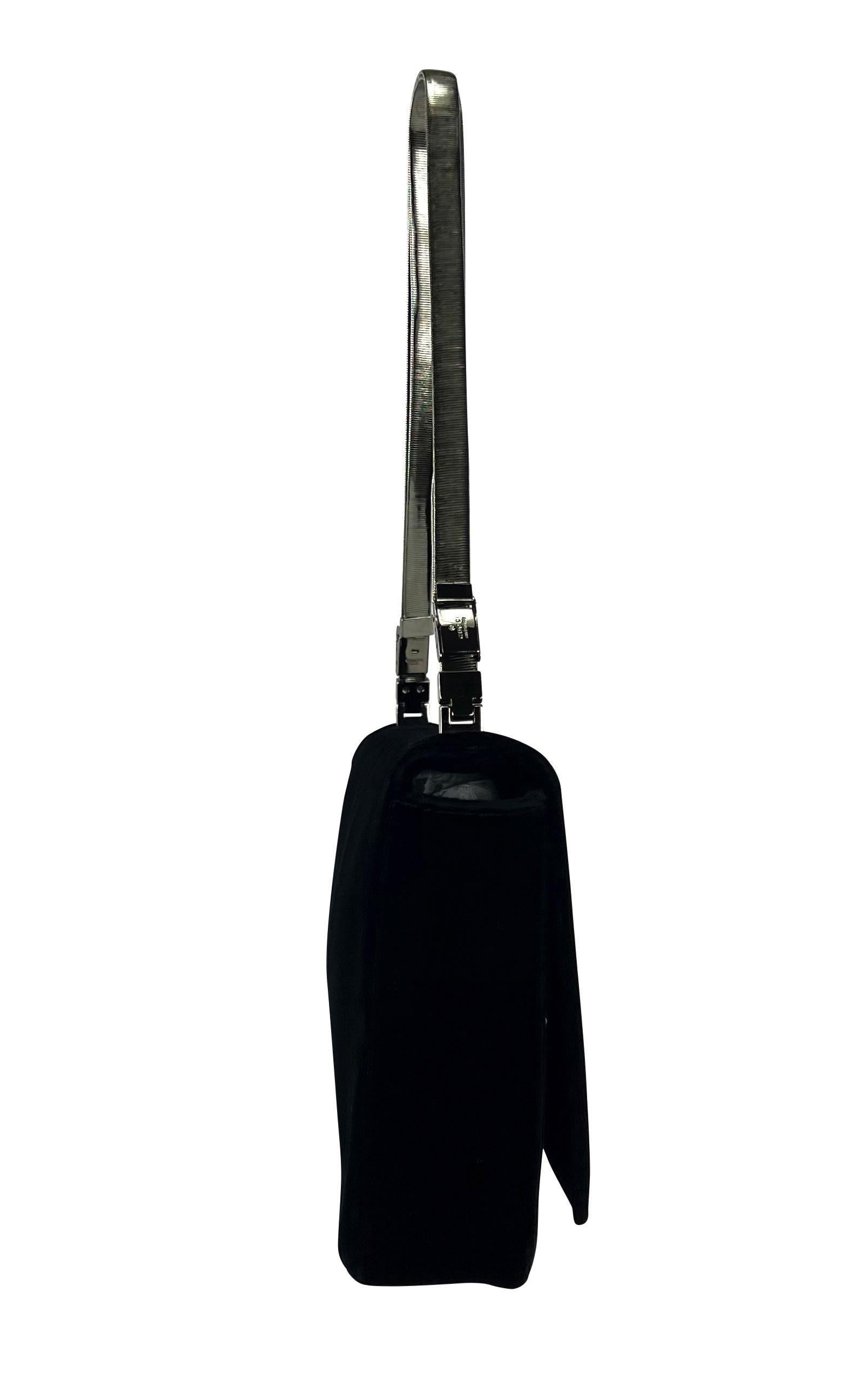 Donna Mini borsa a tracolla Gucci by Tom Ford, fine anni '90, in velluto nero e catena d'argento. in vendita