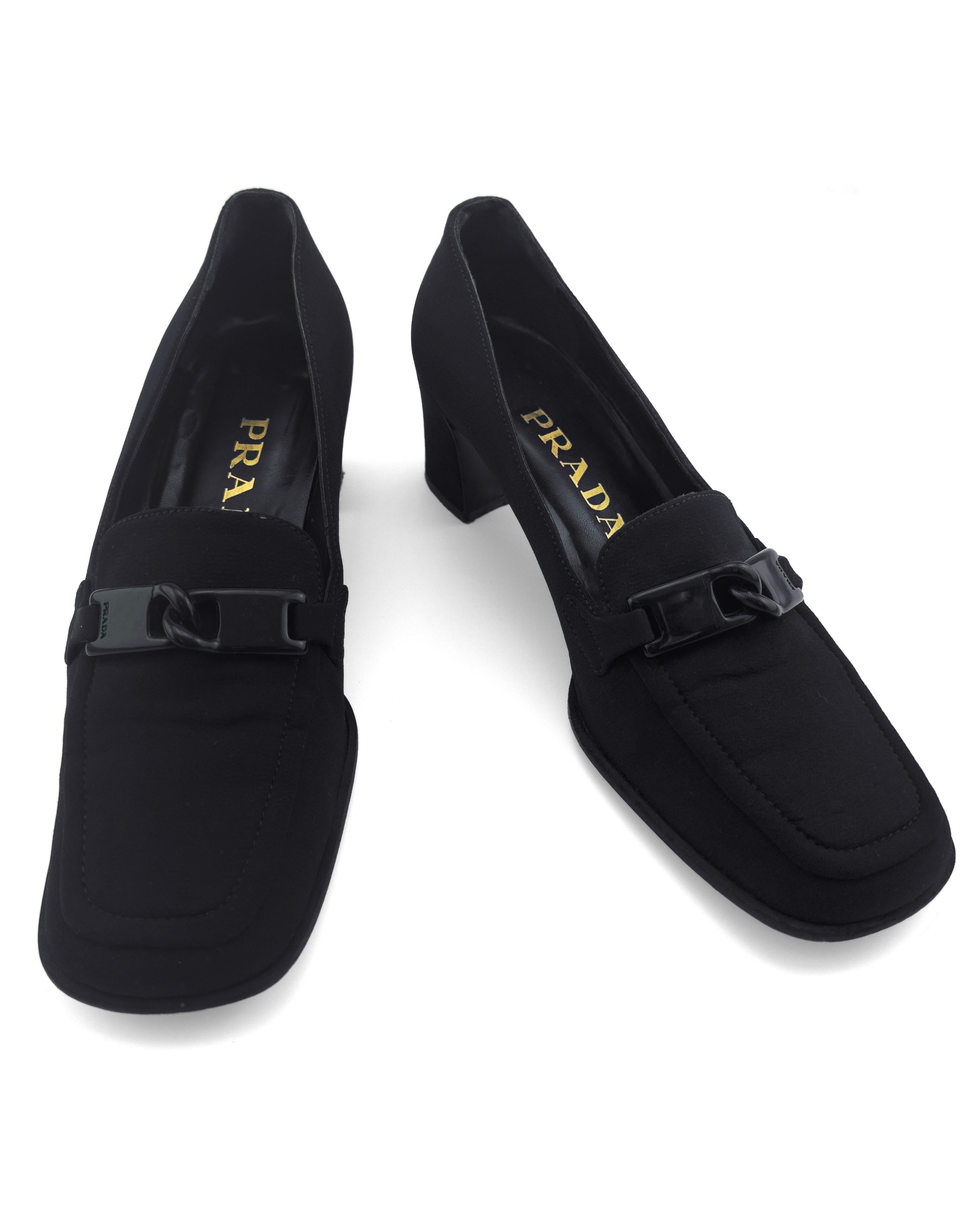 Prada-Slipper aus den späten 1990er Jahren. Hergestellt aus strapazierfähigem Nylon. Diese Schuhe vereinen zeitloses Design mit moderner Eleganz. Die quadratische Zehenpartie, der 2