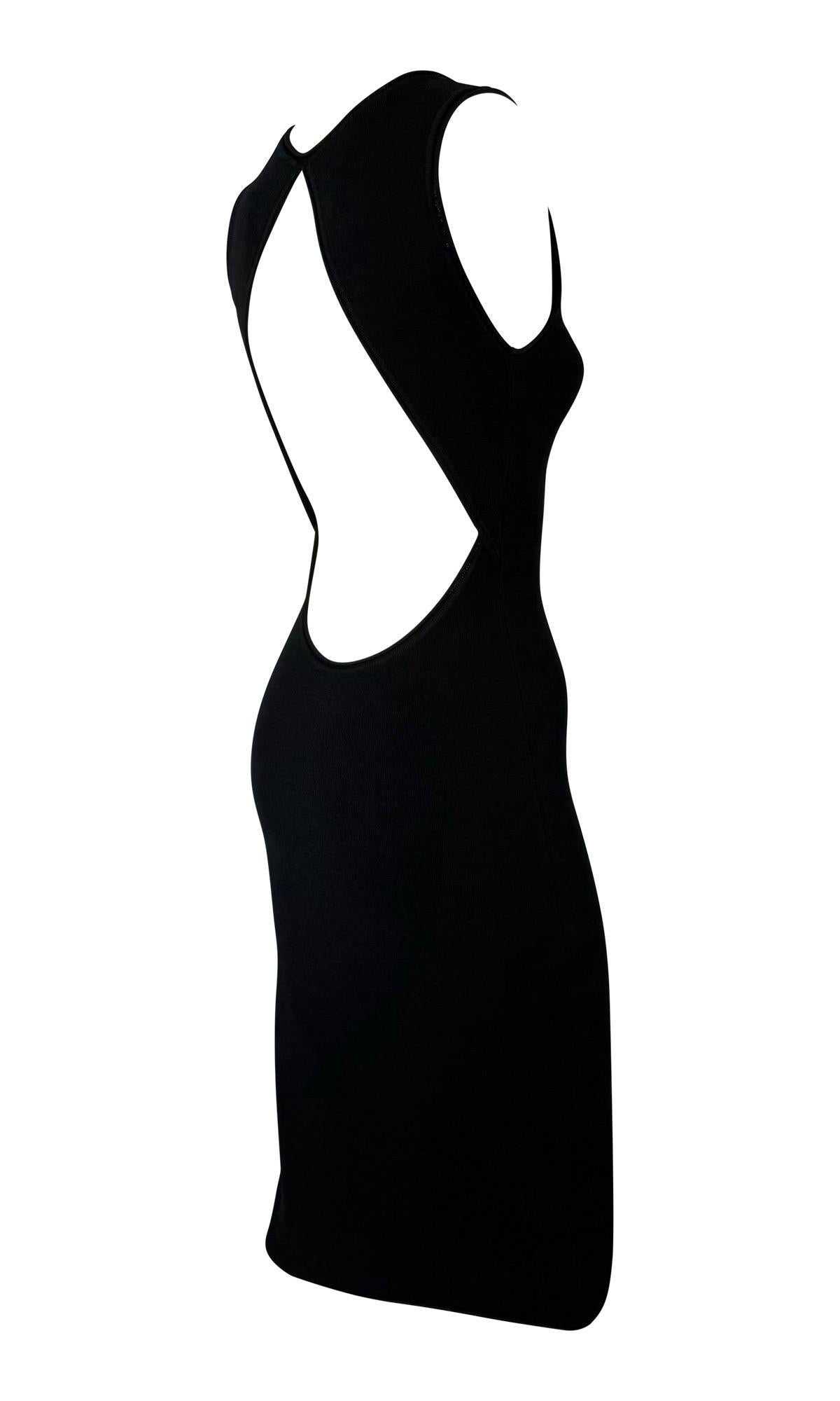 Questo abito di Richard Tyler, risalente alla fine degli anni '90, presenta un elegante design bodycon nero realizzato in maglia elasticizzata per una silhouette aderente. La parte anteriore minimalista contrasta con la schiena aperta,