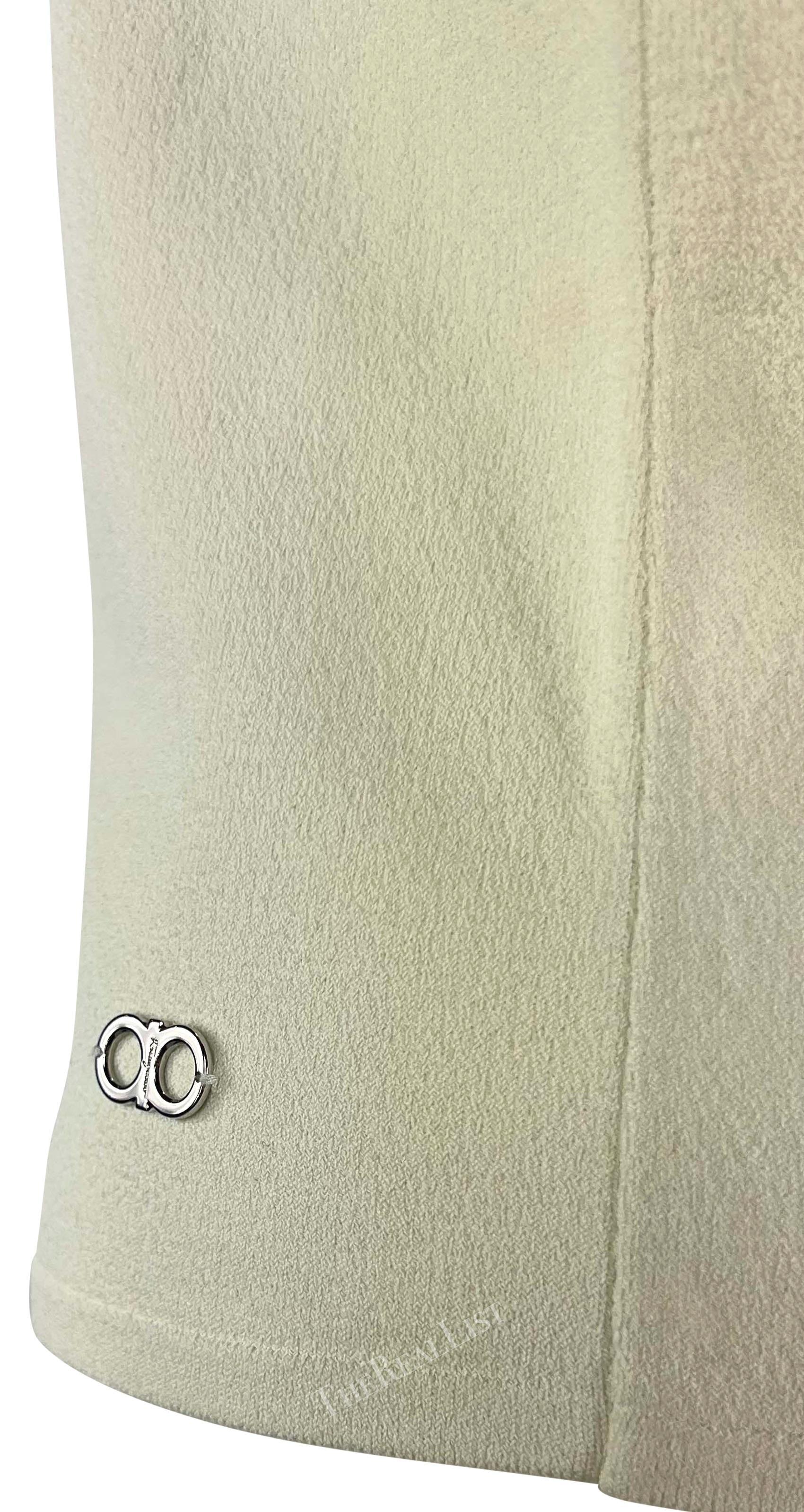 Top in maglia con logo a righe Salvatore Ferragamo bianco e blu di fine anni '90 In condizioni ottime in vendita a West Hollywood, CA