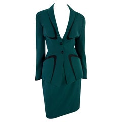 Finales de los 90 Thierry Mugler Traje de falda verde con ribetes angulares negros