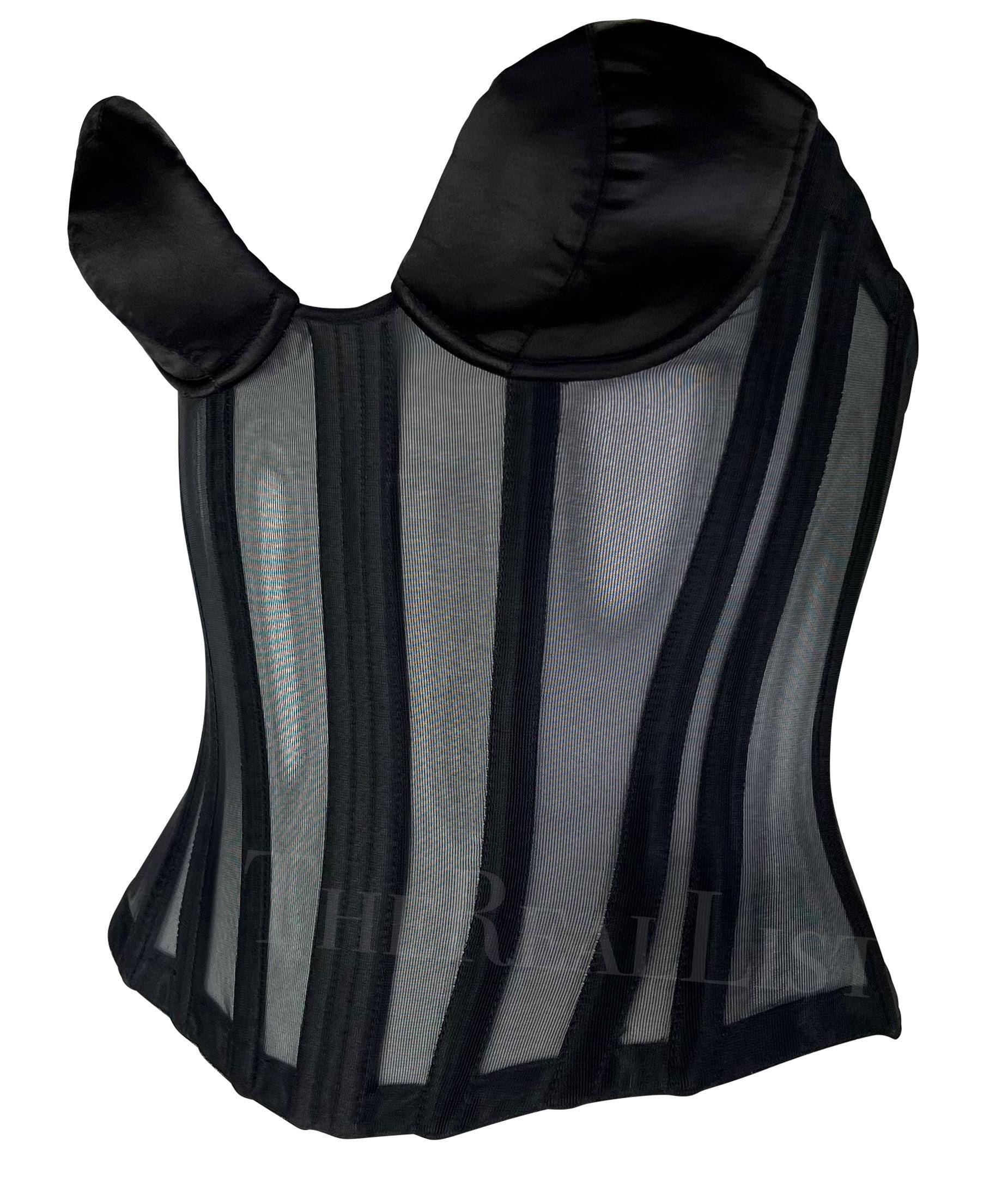 Voici un fabuleux corset noir Thierry Mugler by Mr. Pearl, conçu par Manfred Mugler. Datant de la fin des années 1990, ce corset de forme est doté d'une armature en satin noir et d'un tissu noir très transparent entre chaque panneau. Doté d'un large
