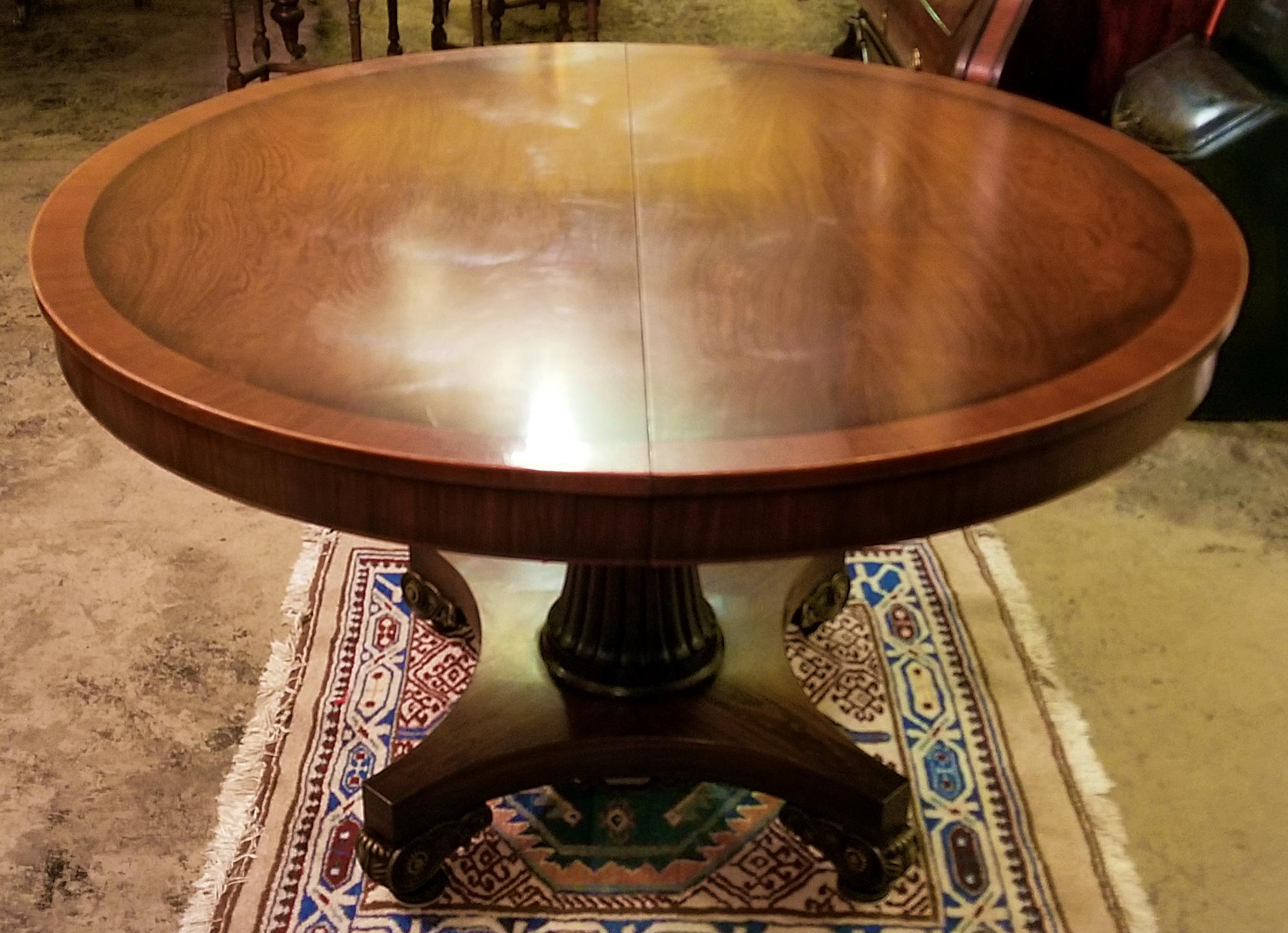 Presenting a beautiful late 19th century American mahogany extendable dining or center table.

From circa 1890 this table is made from high quality mahogany veneer with boxwood edging. It comes with an additional 3 leafs that can be inserted to