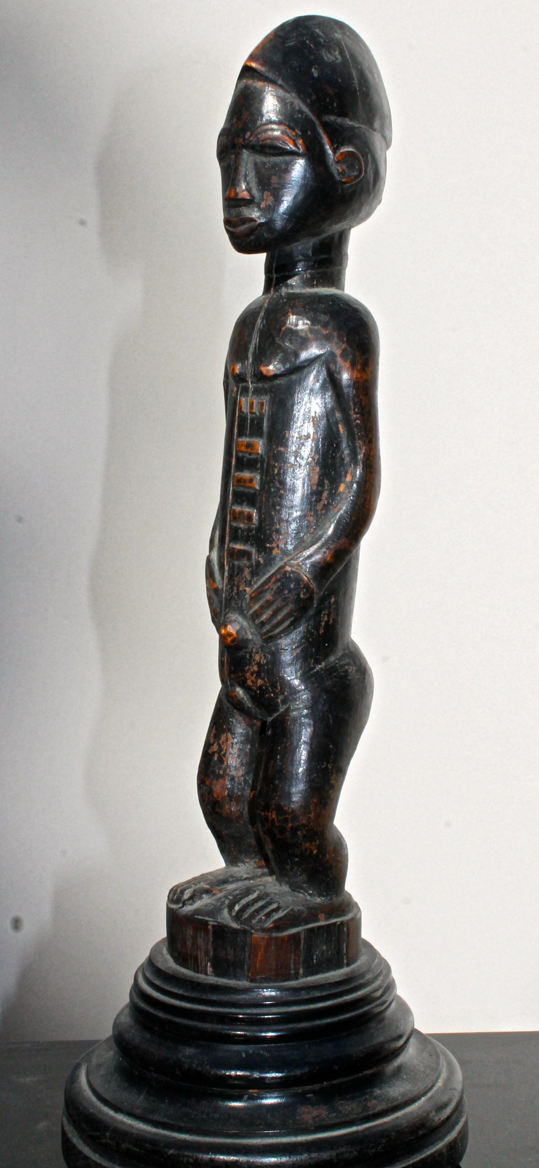 Bois Figure masculine tribale Baoulé de la fin du 19e siècle avec monture d'époque Art africain en vente