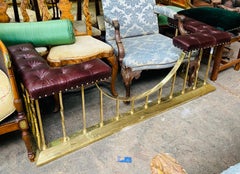 Parafango Club di fine '800 in ottone, rivestimento in pelle bordeaux.