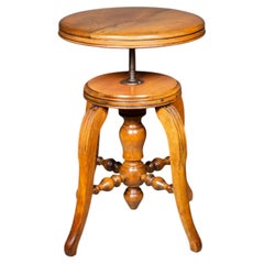 Fin du 19ème siècle. Tabouret de piano réglable C.I.C.