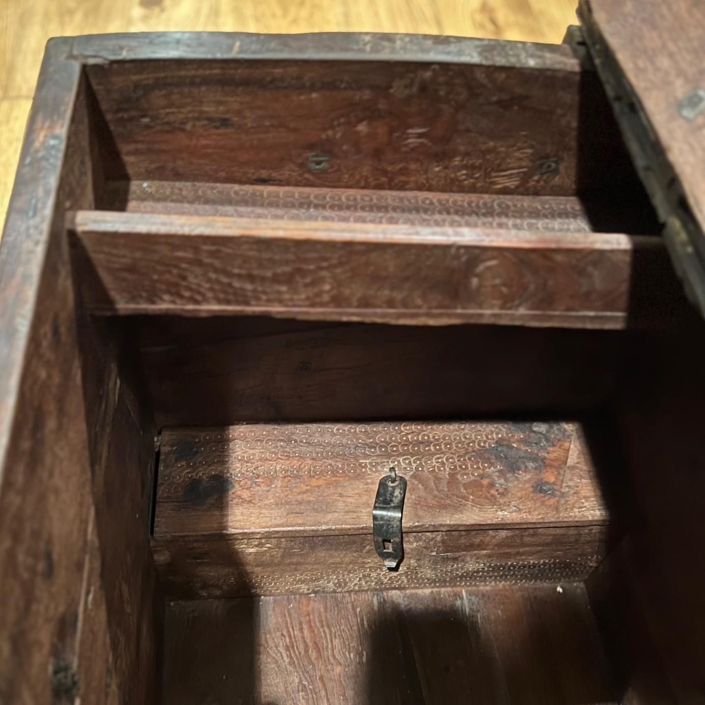 Fin C.I.C. Coffre ancien à dôme en bois et fer forgé en vente 2