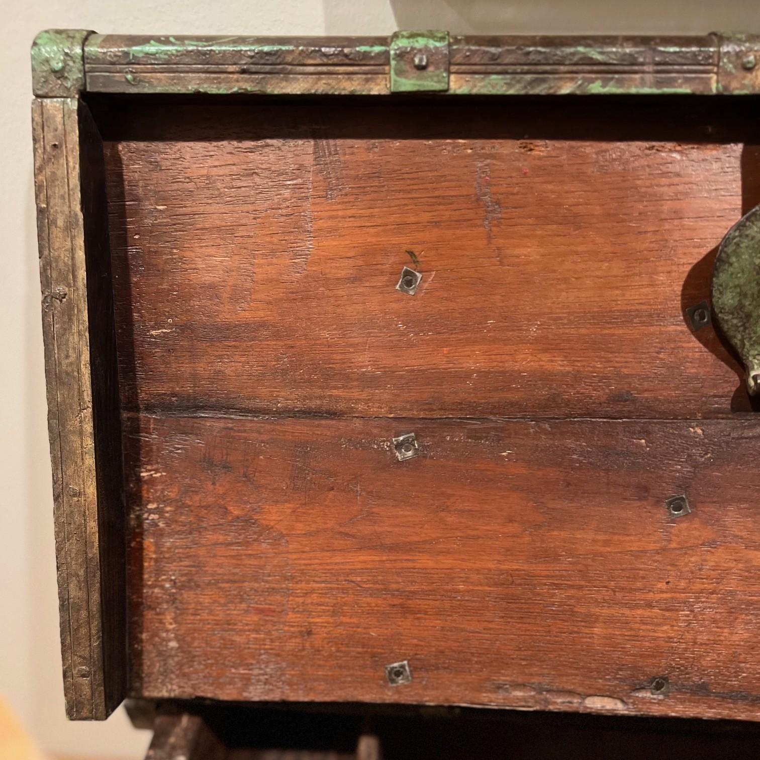 Fin C.I.C. Coffre ancien à dôme en bois et fer forgé en vente 3