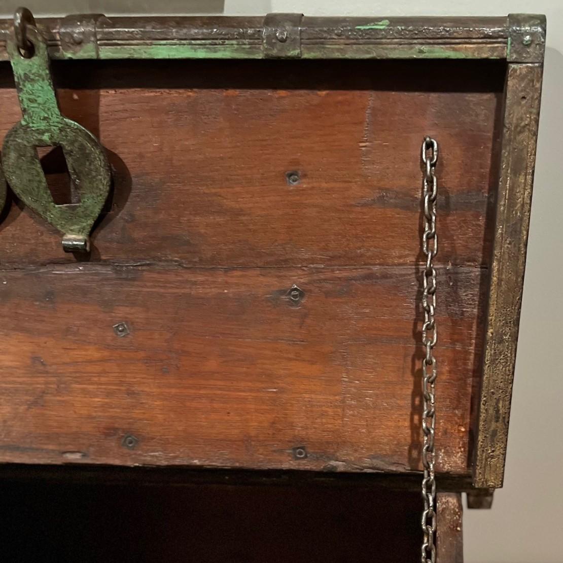 Fin C.I.C. Coffre ancien à dôme en bois et fer forgé en vente 4