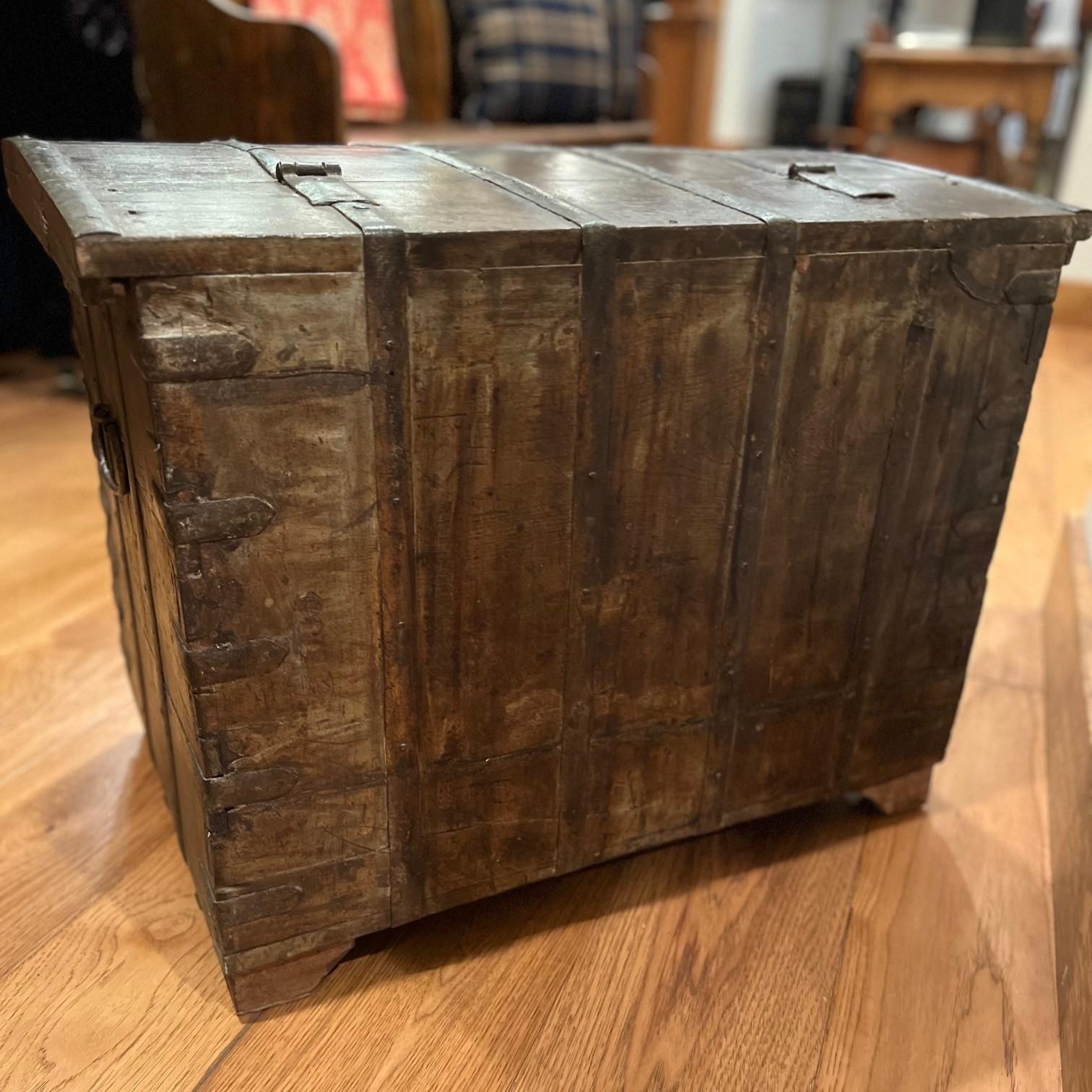 Fin C.I.C. Coffre ancien à dôme en bois et fer forgé en vente 5