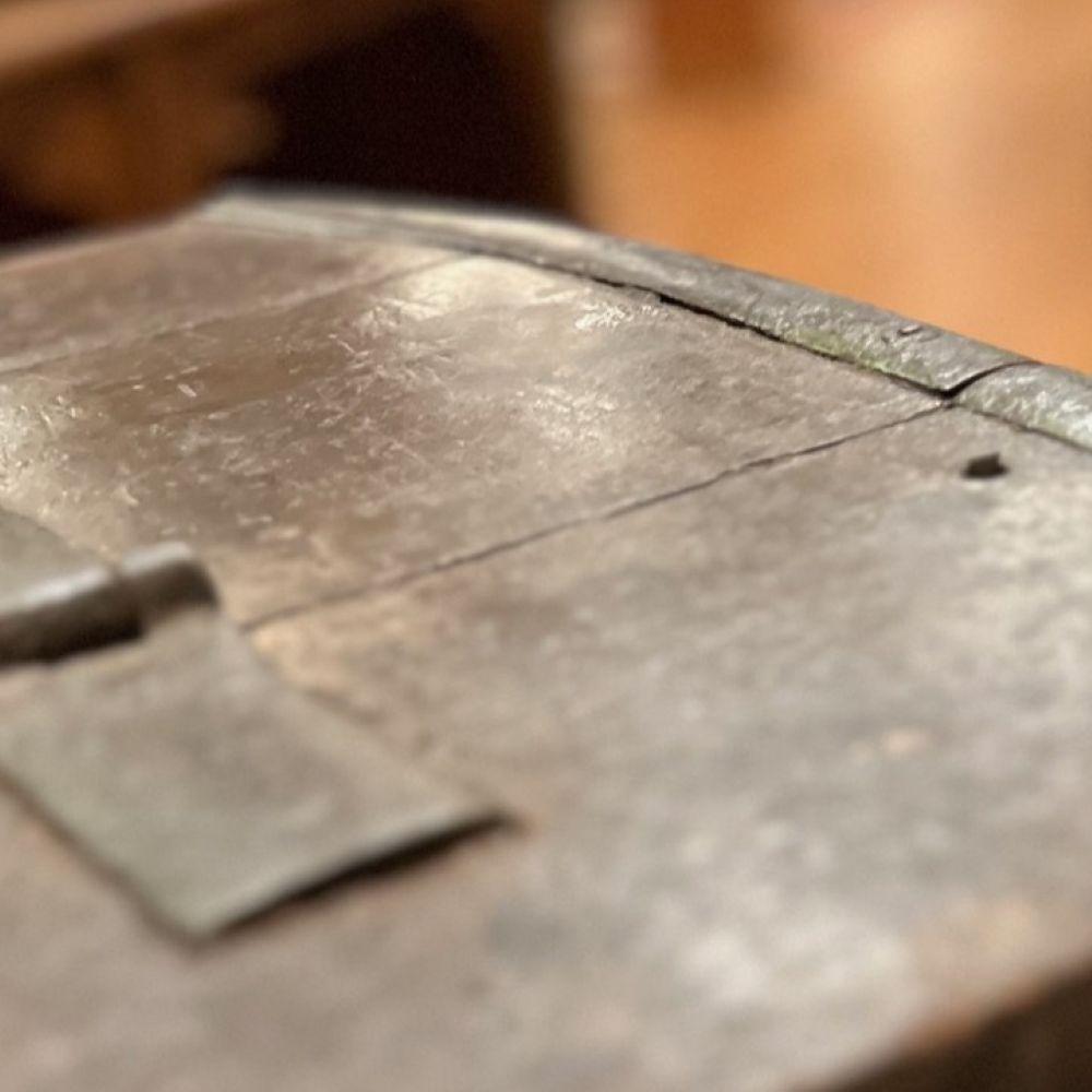 Fin C.I.C. Coffre ancien à dôme en bois et fer forgé en vente 6