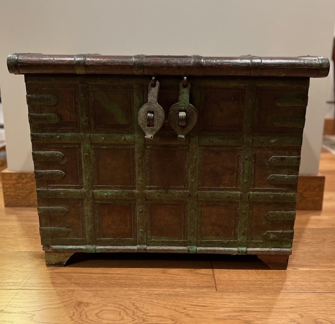 Fin C.I.C. Coffre ancien à dôme en bois et fer forgé en vente 7