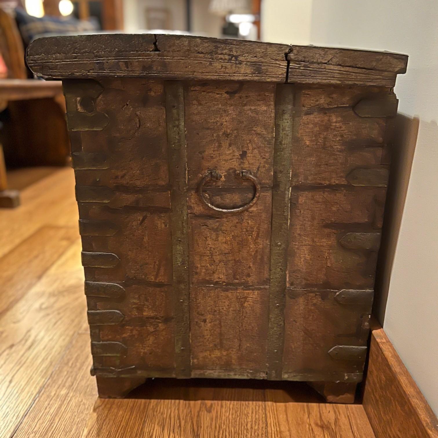 Anglo-indien Fin C.I.C. Coffre ancien à dôme en bois et fer forgé en vente