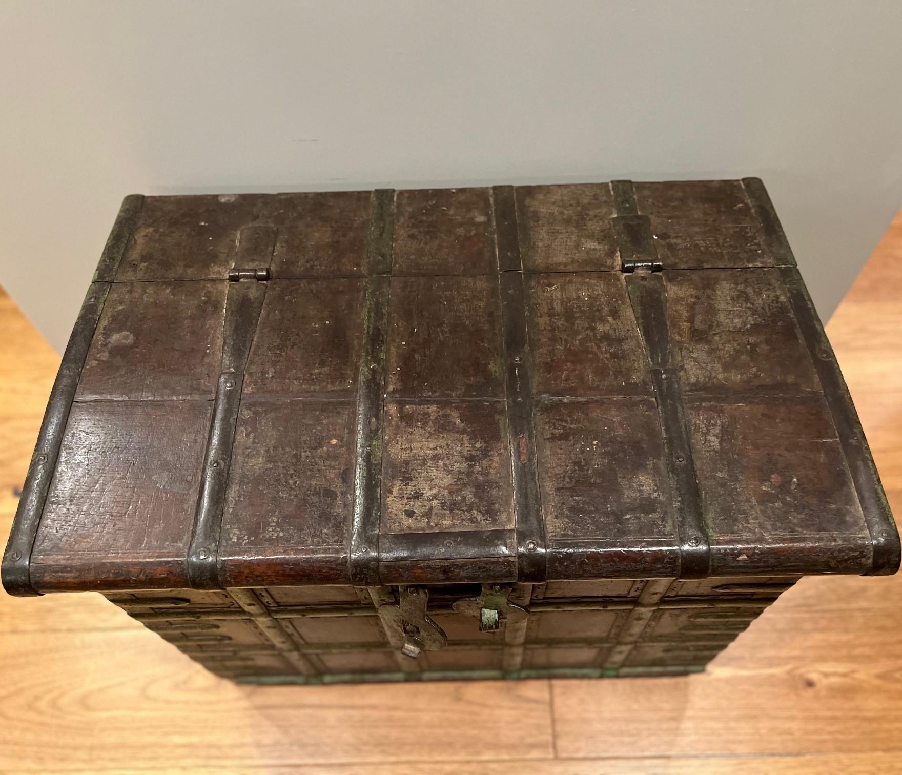 Indien Fin C.I.C. Coffre ancien à dôme en bois et fer forgé en vente