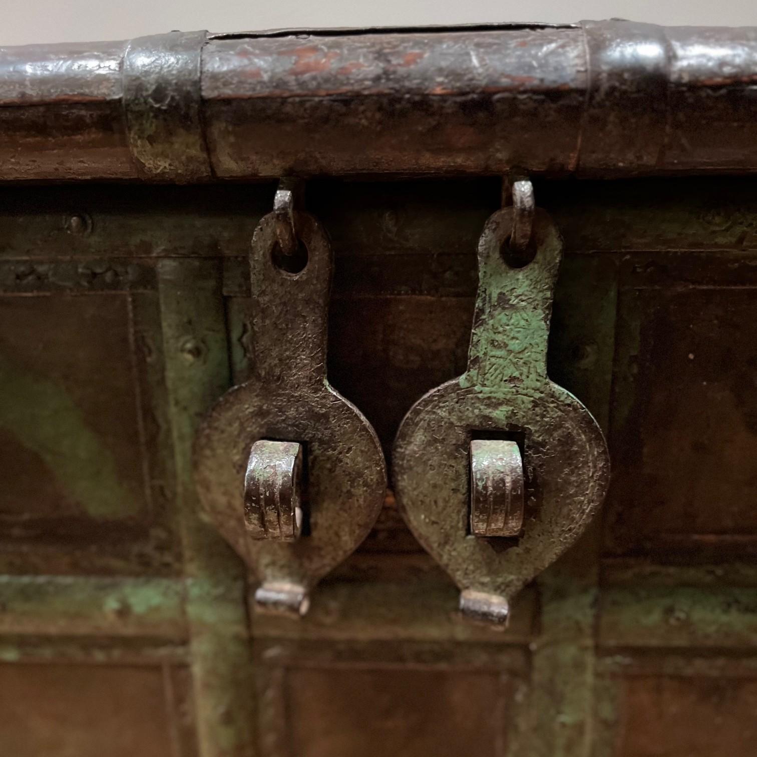 Sculpté Fin C.I.C. Coffre ancien à dôme en bois et fer forgé en vente